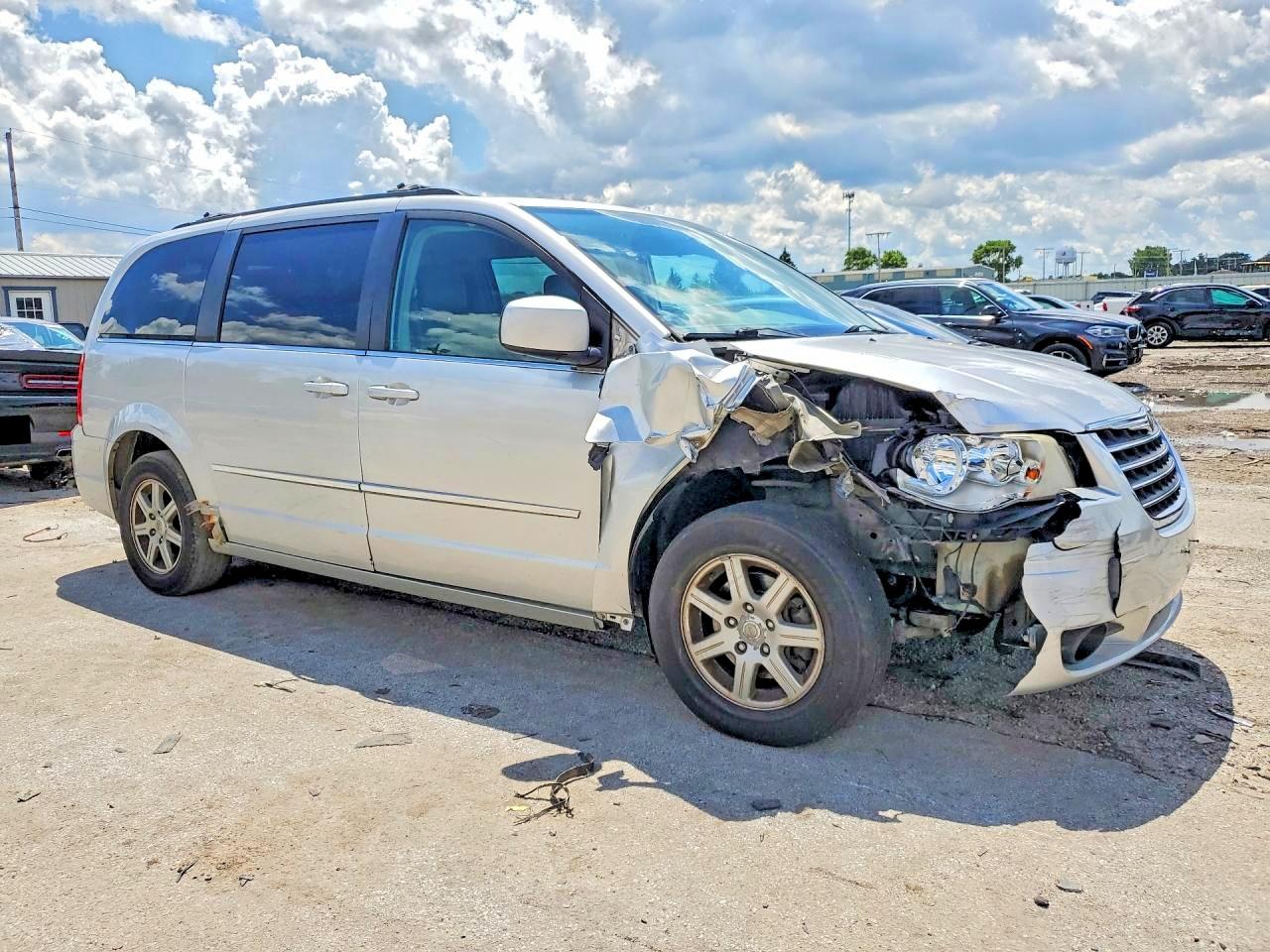 2010 Chrysler Town & Country Touring Silver vin: 2A4RR5DX7AR351443