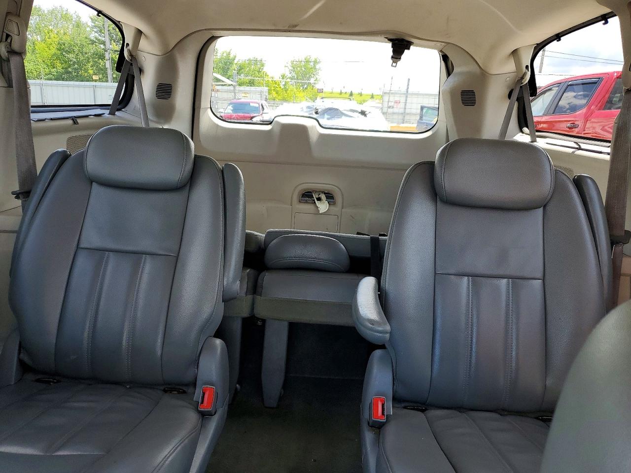 2010 Chrysler Town & Country Touring Silver vin: 2A4RR5DX7AR351443