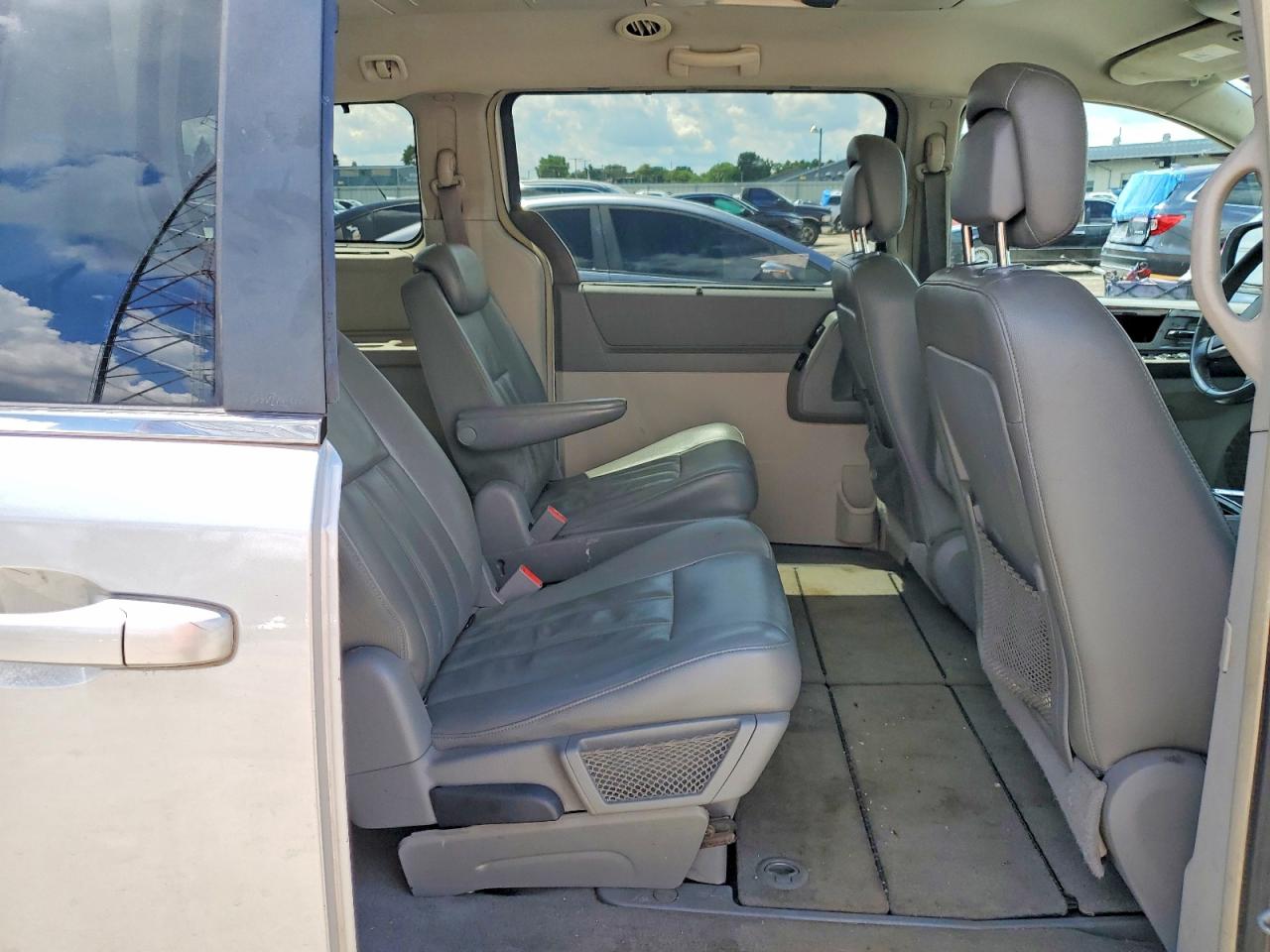 2010 Chrysler Town & Country Touring Silver vin: 2A4RR5DX7AR351443
