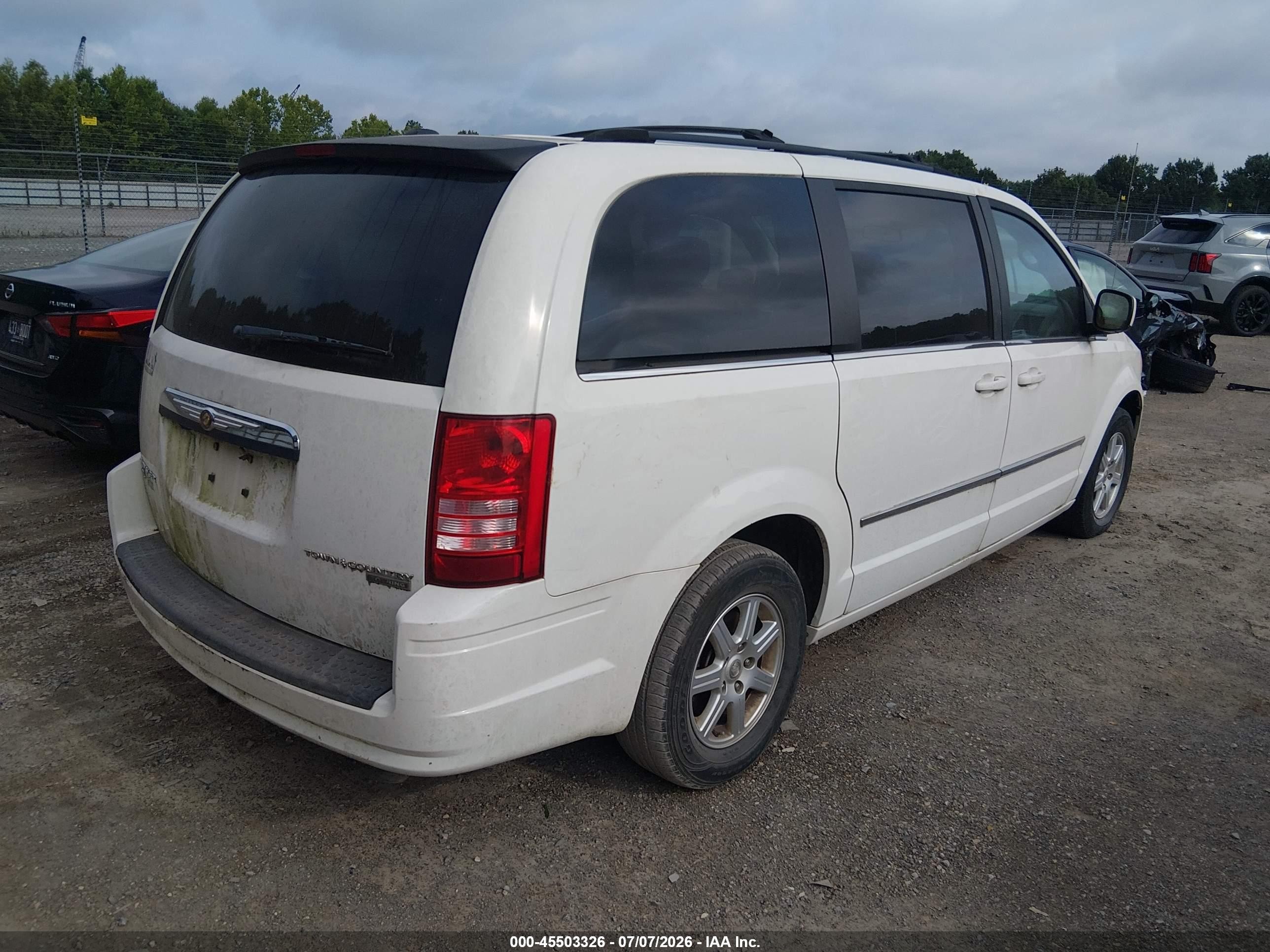 2010 Chrysler Town & Country Touring White vin: 2A4RR5DX8AR267986