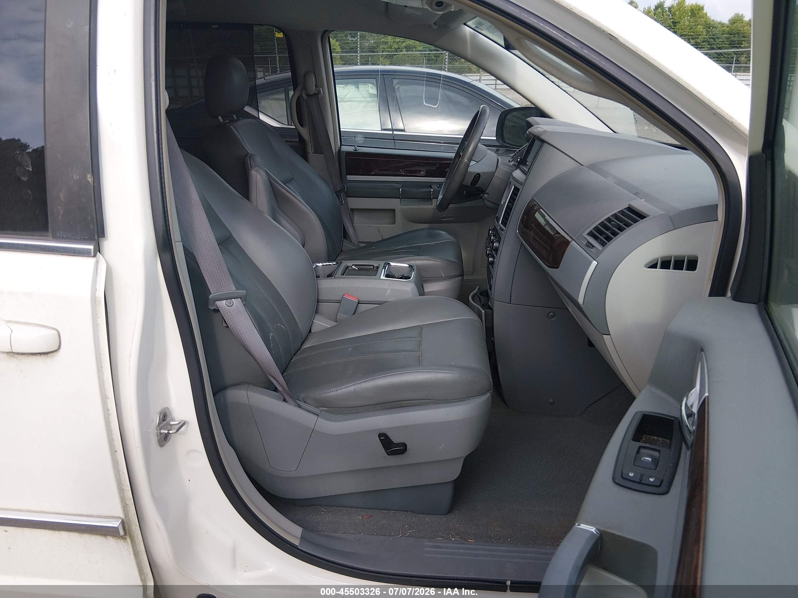 2010 Chrysler Town & Country Touring White vin: 2A4RR5DX8AR267986