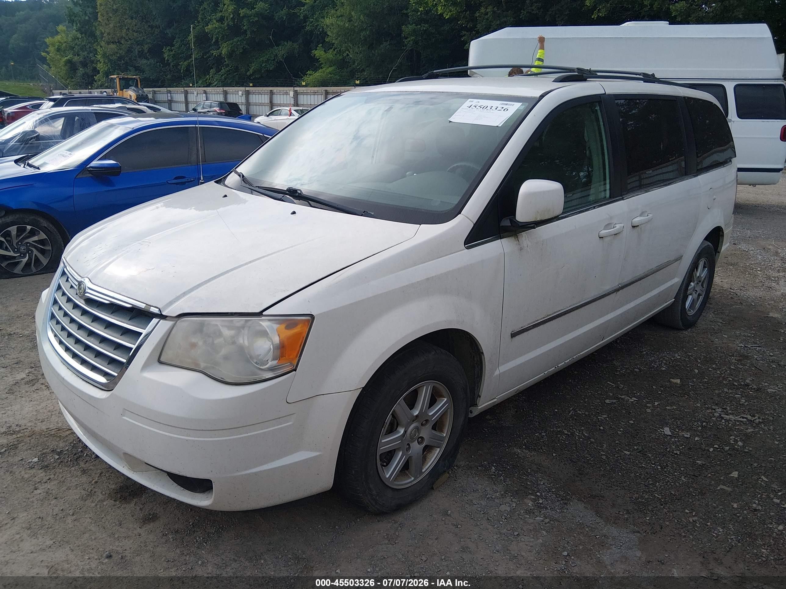 2010 Chrysler Town & Country Touring White vin: 2A4RR5DX8AR267986