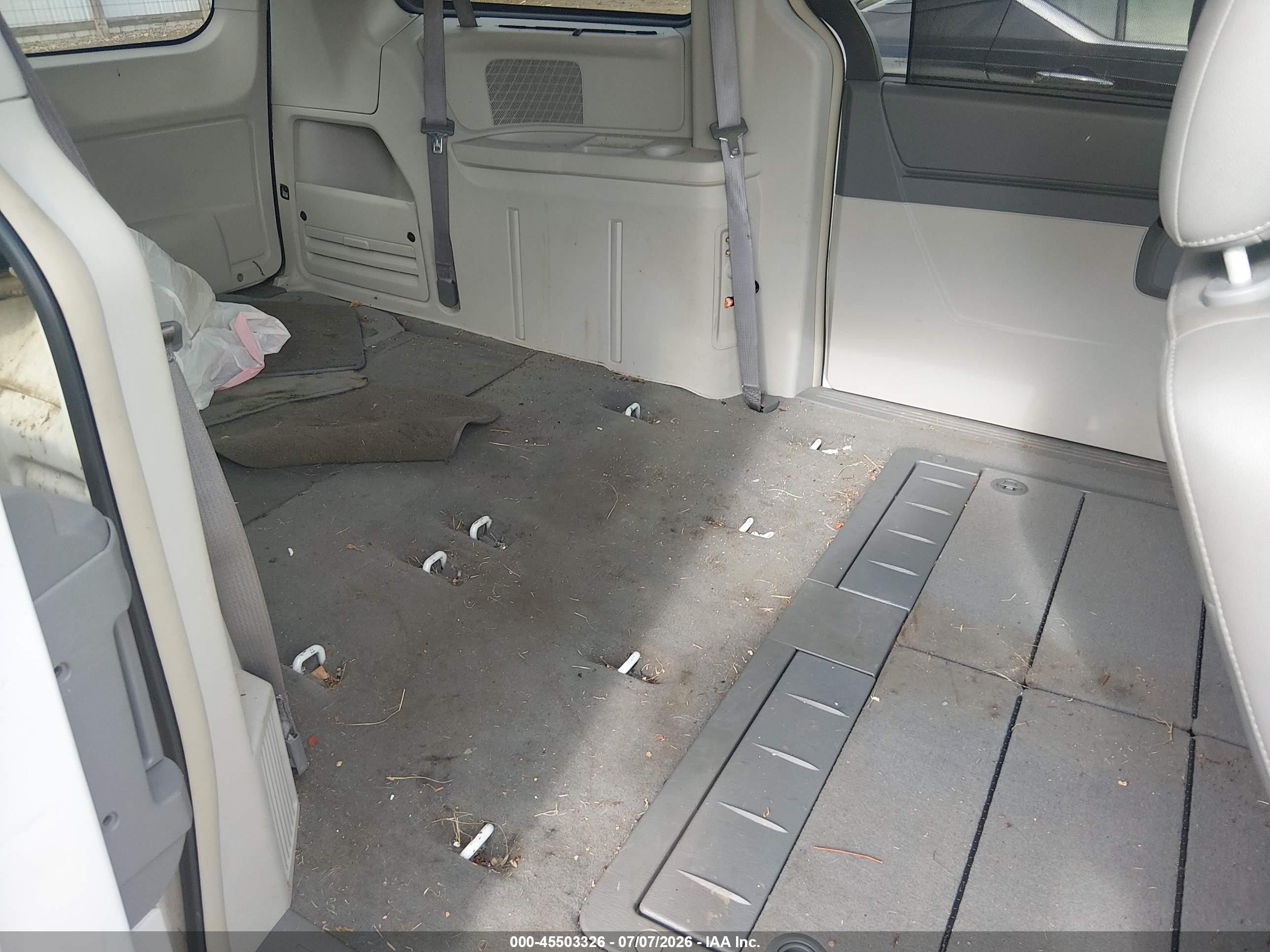 2010 Chrysler Town & Country Touring White vin: 2A4RR5DX8AR267986