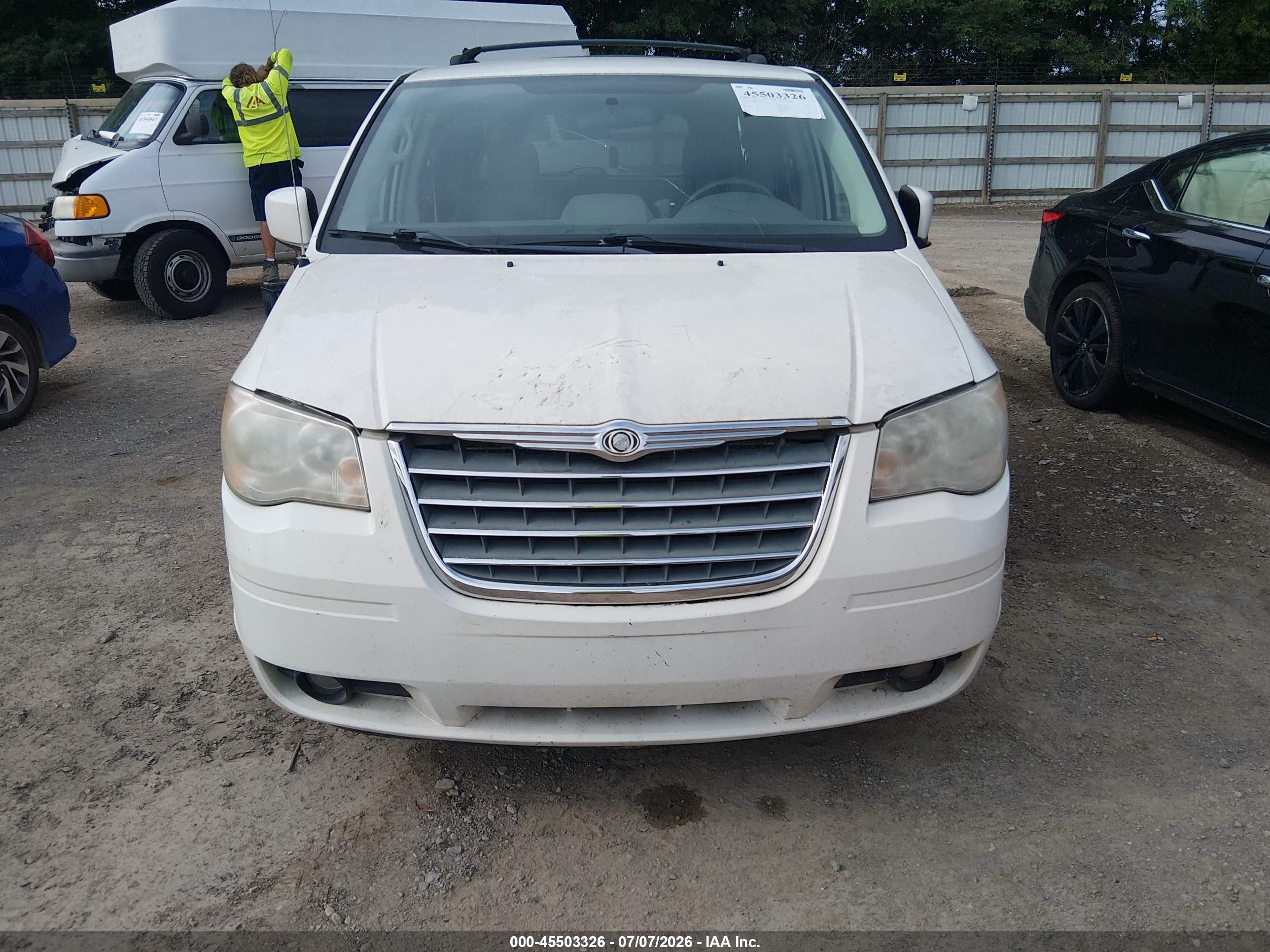 2010 Chrysler Town & Country Touring White vin: 2A4RR5DX8AR267986
