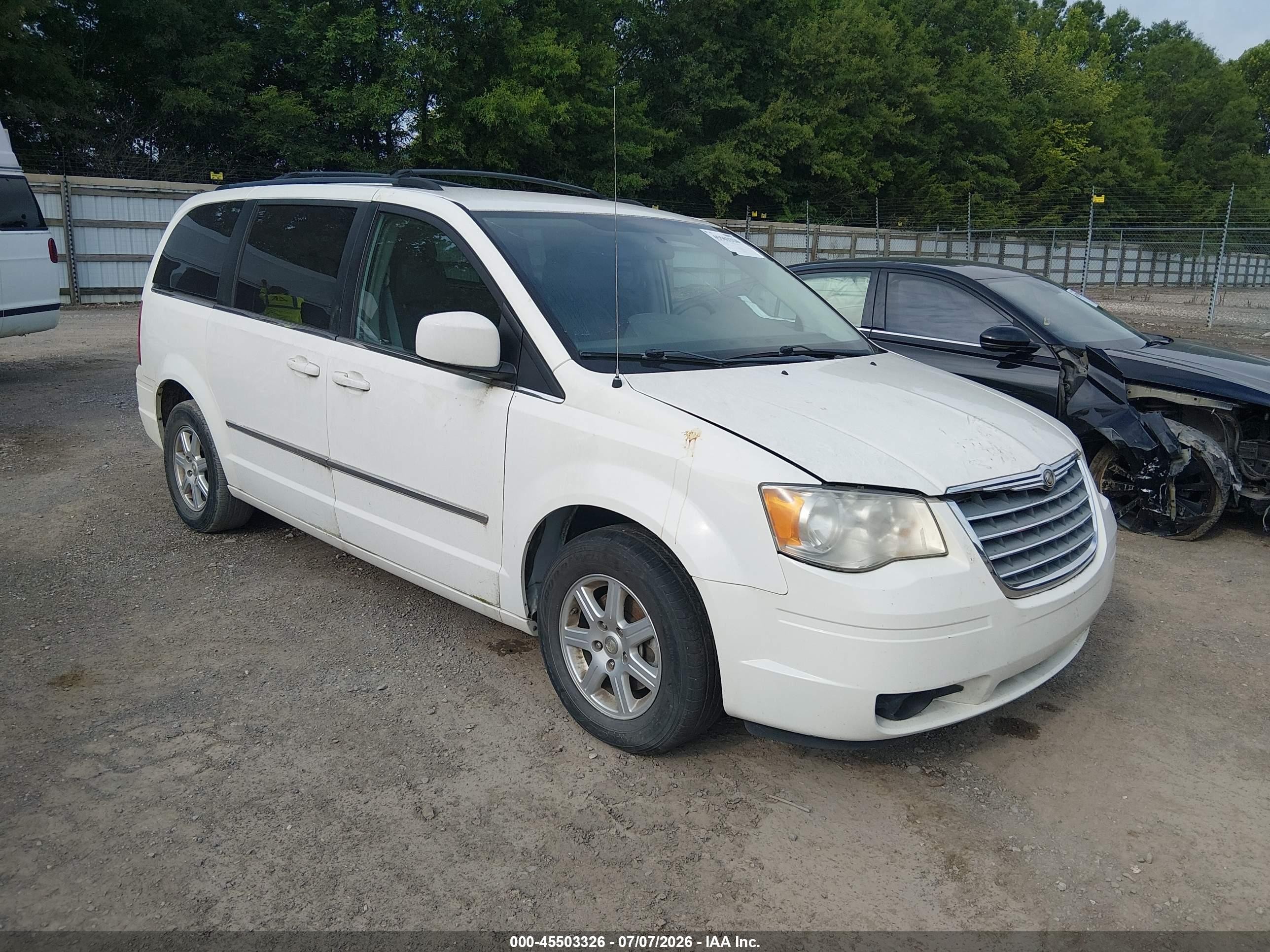 2010 Chrysler Town & Country Touring White vin: 2A4RR5DX8AR267986