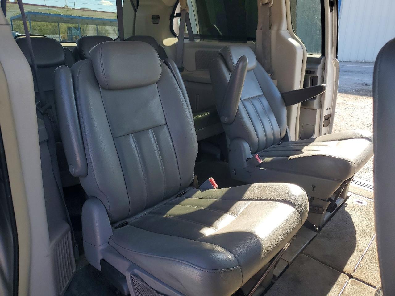 2010 Chrysler Town & Country Touring Silver vin: 2A4RR5DX8AR345540