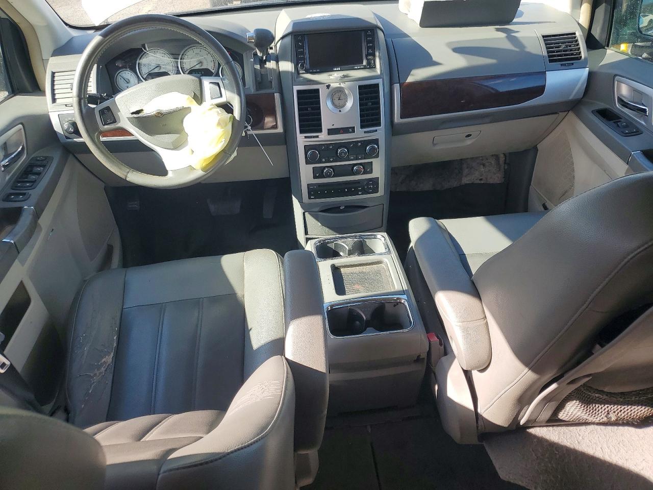 2010 Chrysler Town & Country Touring Silver vin: 2A4RR5DX8AR345540