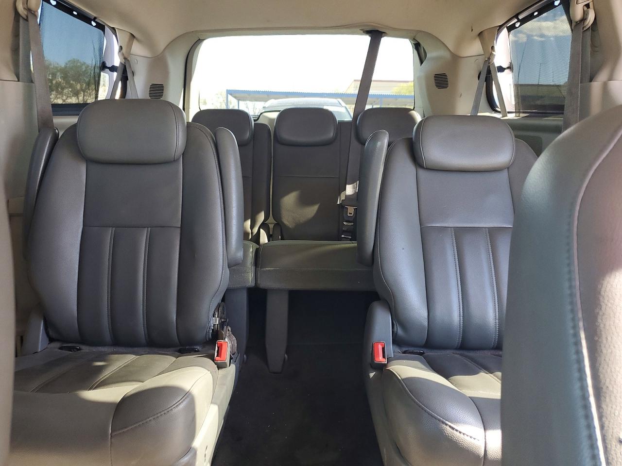 2010 Chrysler Town & Country Touring Silver vin: 2A4RR5DX8AR345540
