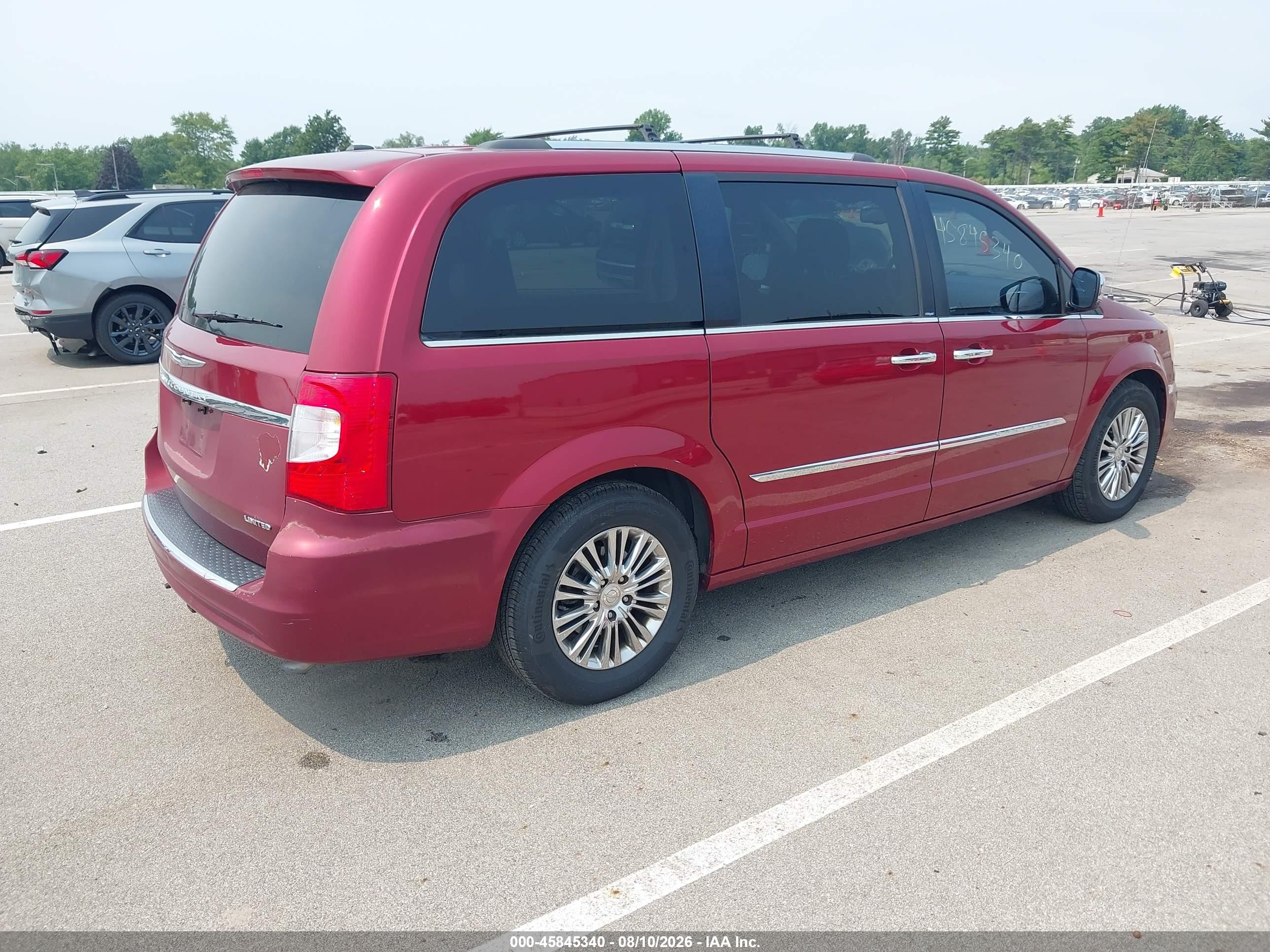 2011 Chrysler Town & Country Limited Red vin: 2A4RR6DG2BR667372