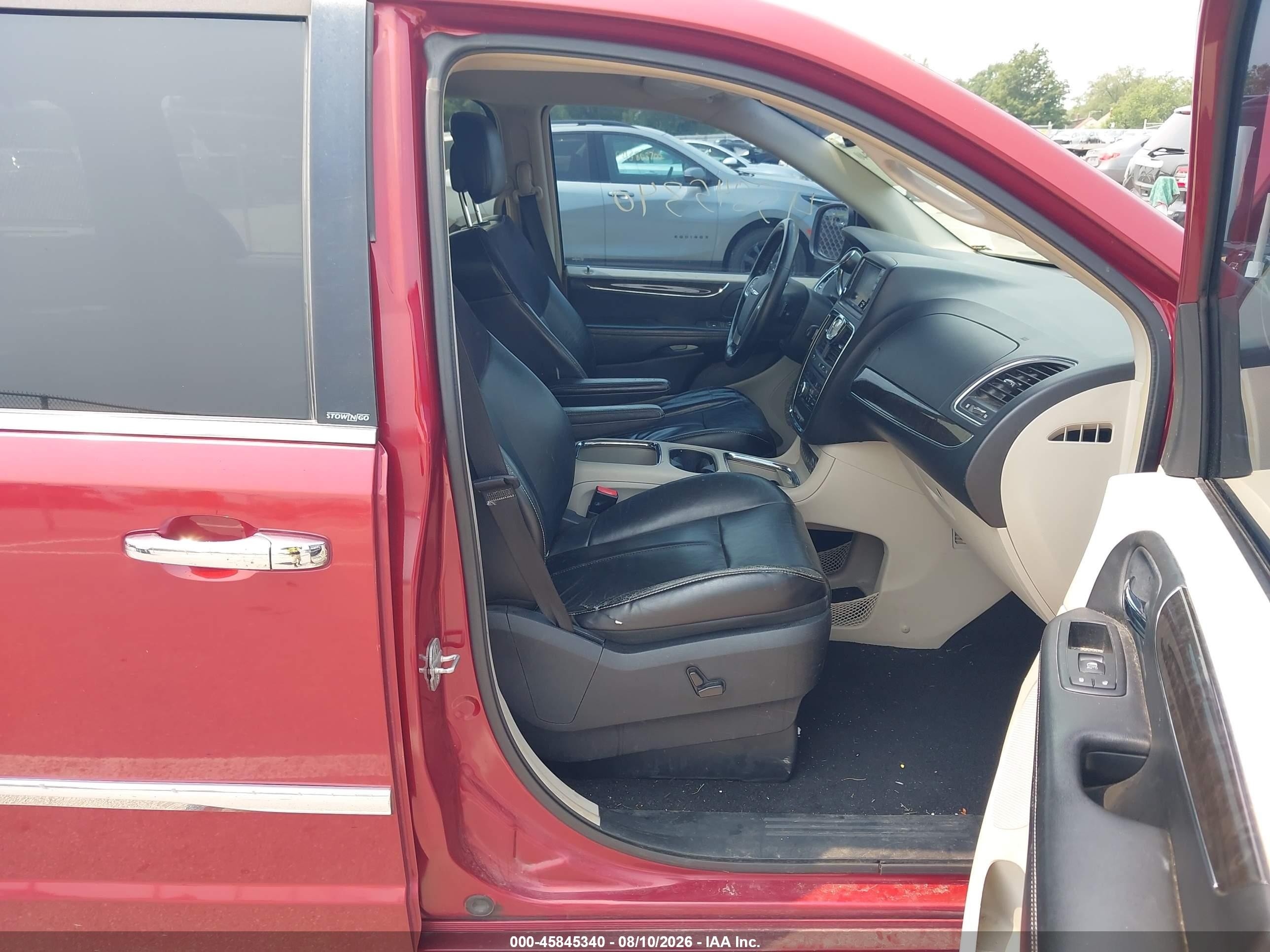 2011 Chrysler Town & Country Limited Red vin: 2A4RR6DG2BR667372