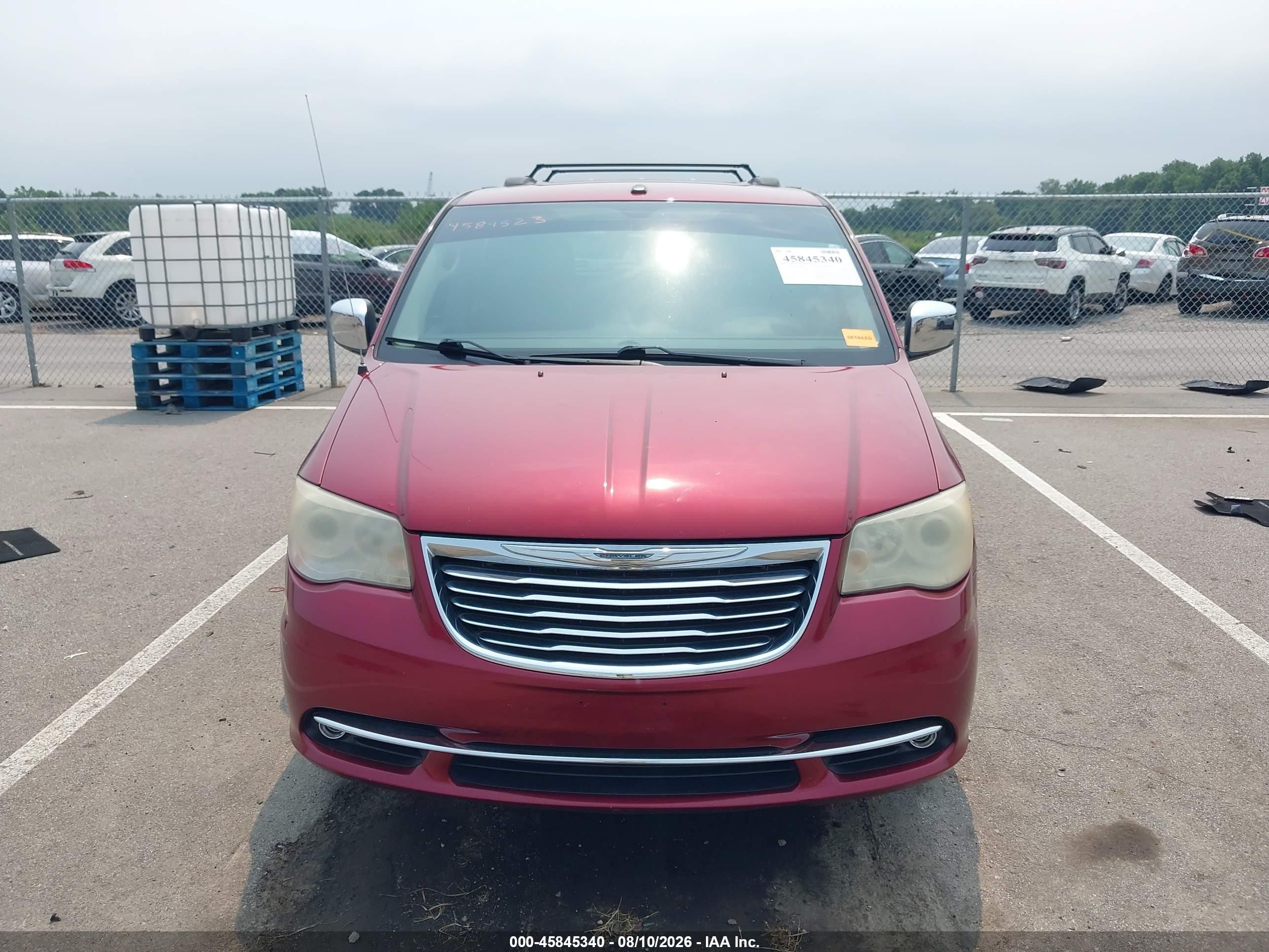 2011 Chrysler Town & Country Limited Red vin: 2A4RR6DG2BR667372