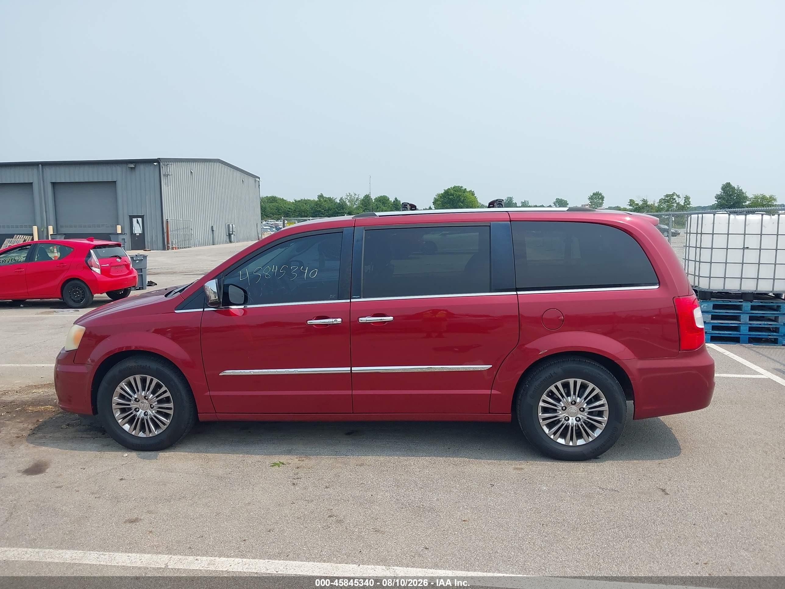 2011 Chrysler Town & Country Limited Red vin: 2A4RR6DG2BR667372