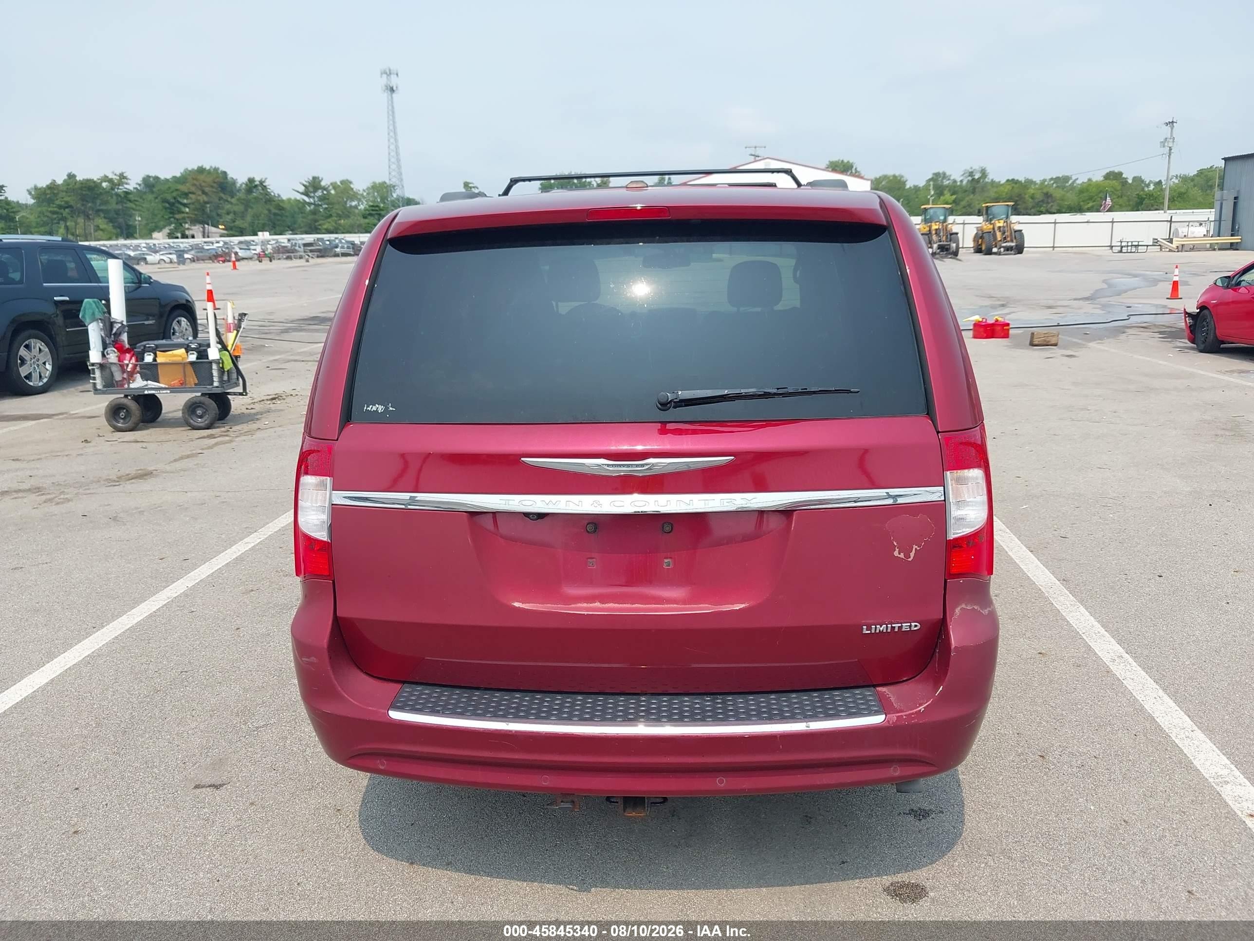 2011 Chrysler Town & Country Limited Red vin: 2A4RR6DG2BR667372