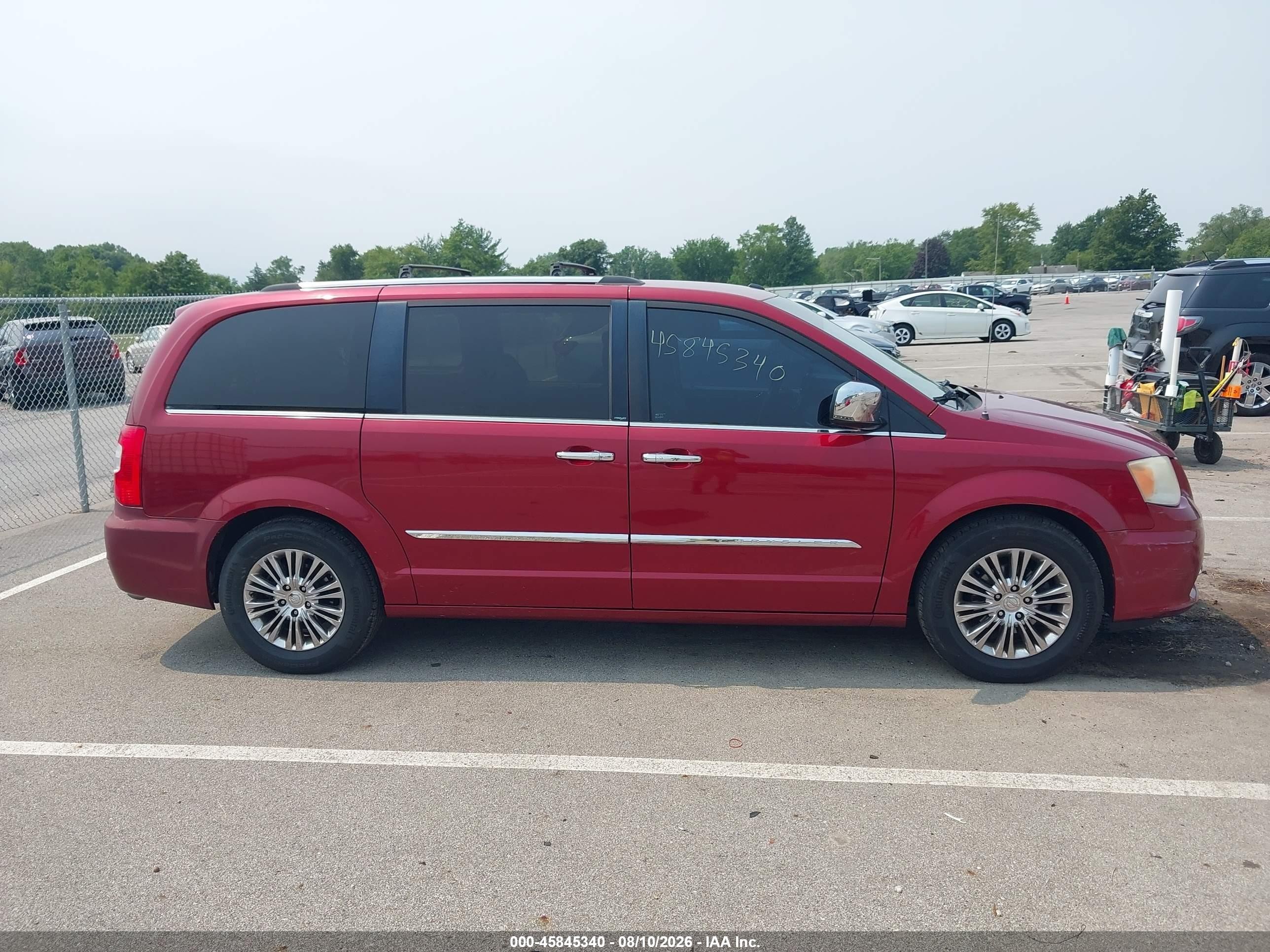 2011 Chrysler Town & Country Limited Red vin: 2A4RR6DG2BR667372