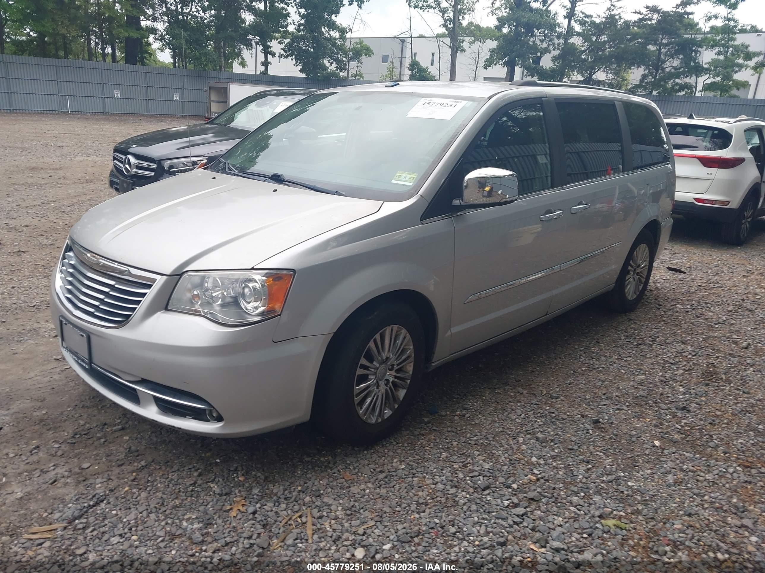 2011 Chrysler Town & Country Limited Silver vin: 2A4RR6DG3BR800818
