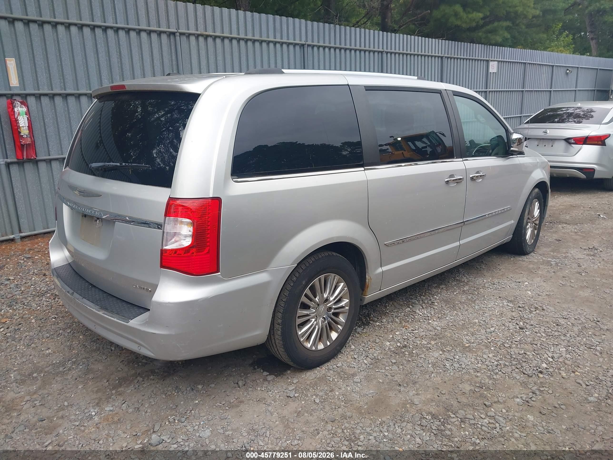 2011 Chrysler Town & Country Limited Silver vin: 2A4RR6DG3BR800818