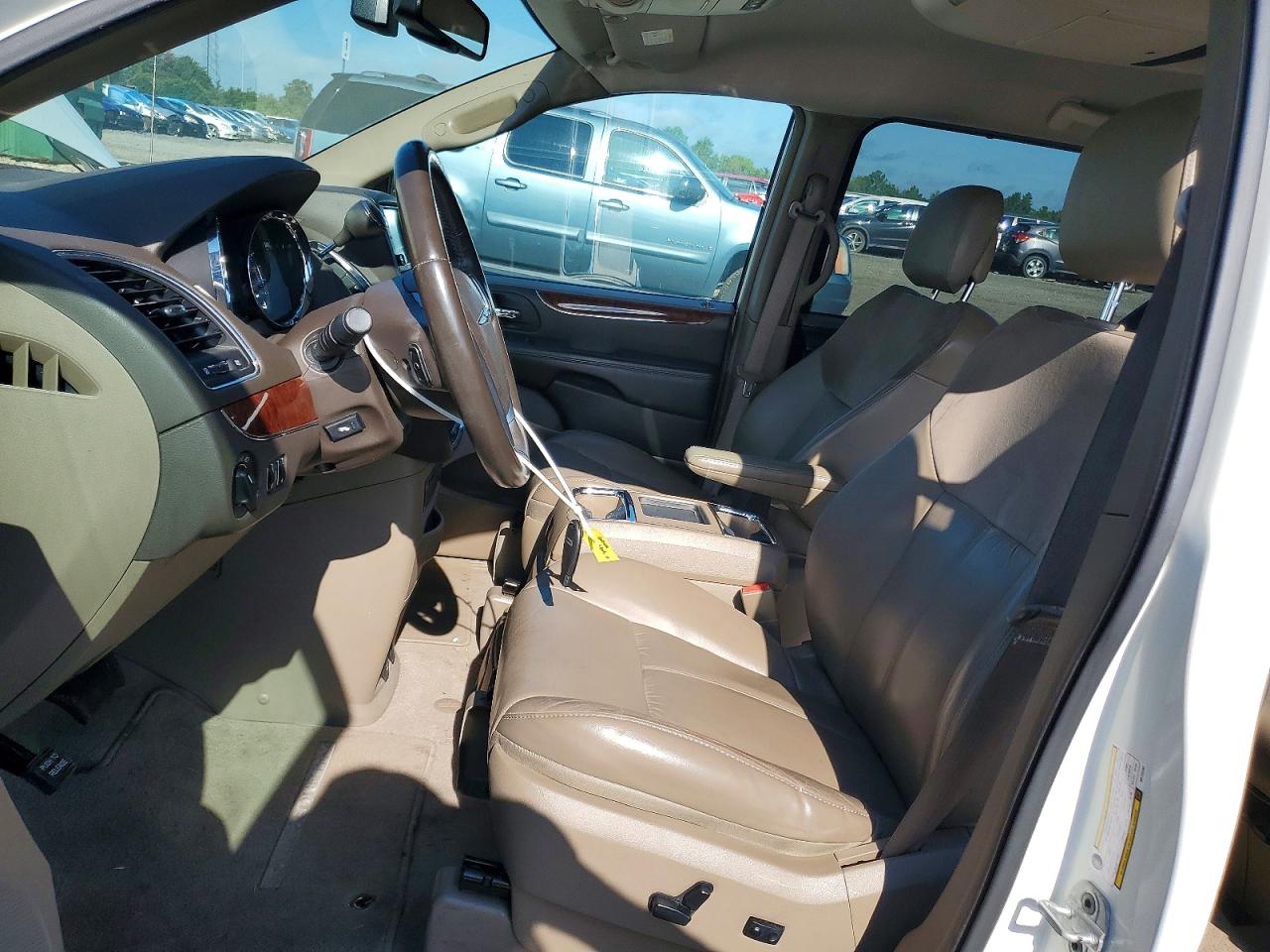 2011 Chrysler Town & Country Limited White vin: 2A4RR6DG4BR745294