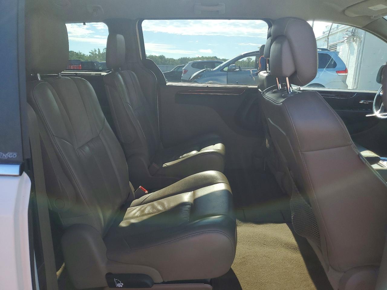 2011 Chrysler Town & Country Limited White vin: 2A4RR6DG4BR745294