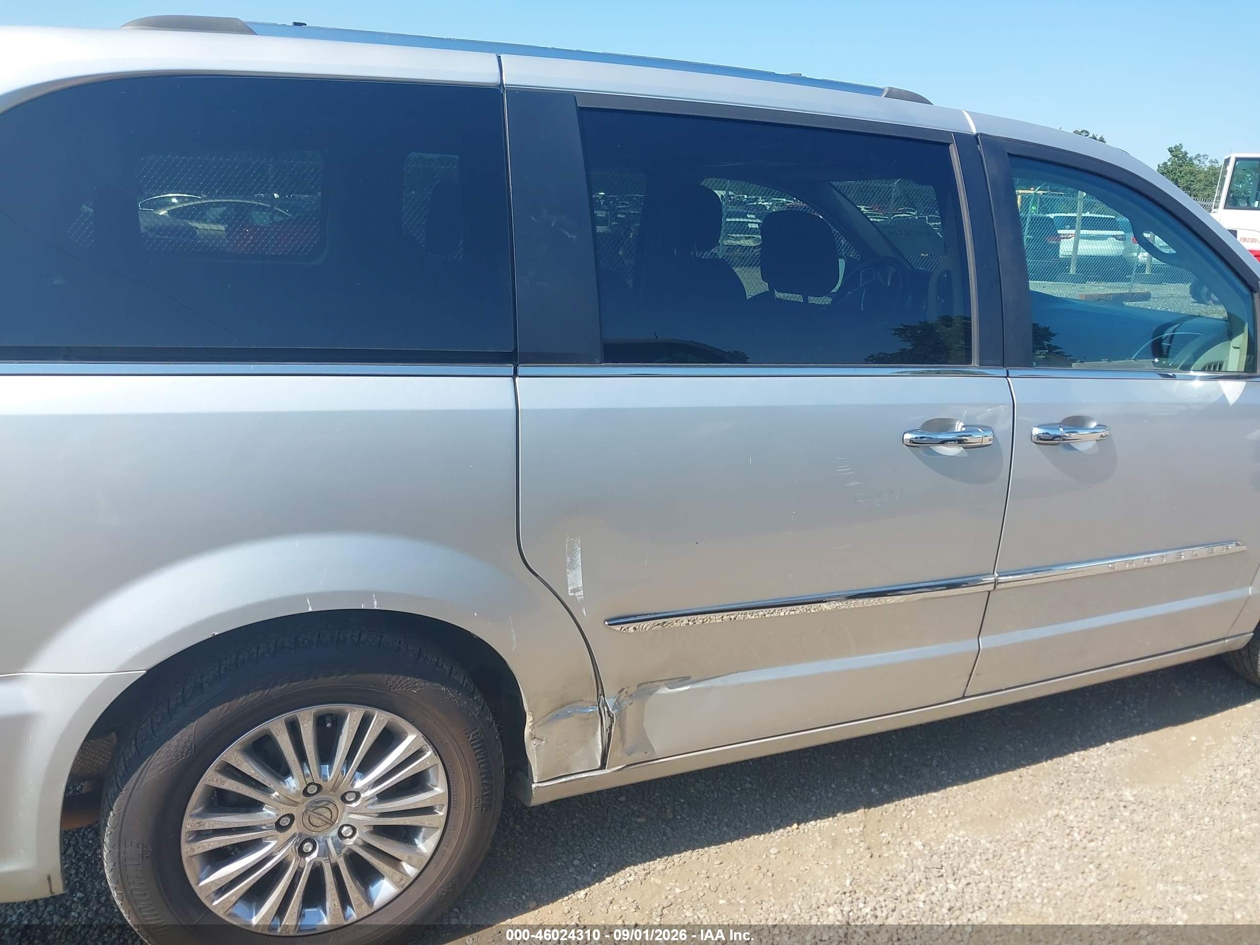 2011 Chrysler Town & Country Limited Silver vin: 2A4RR6DG4BR764184