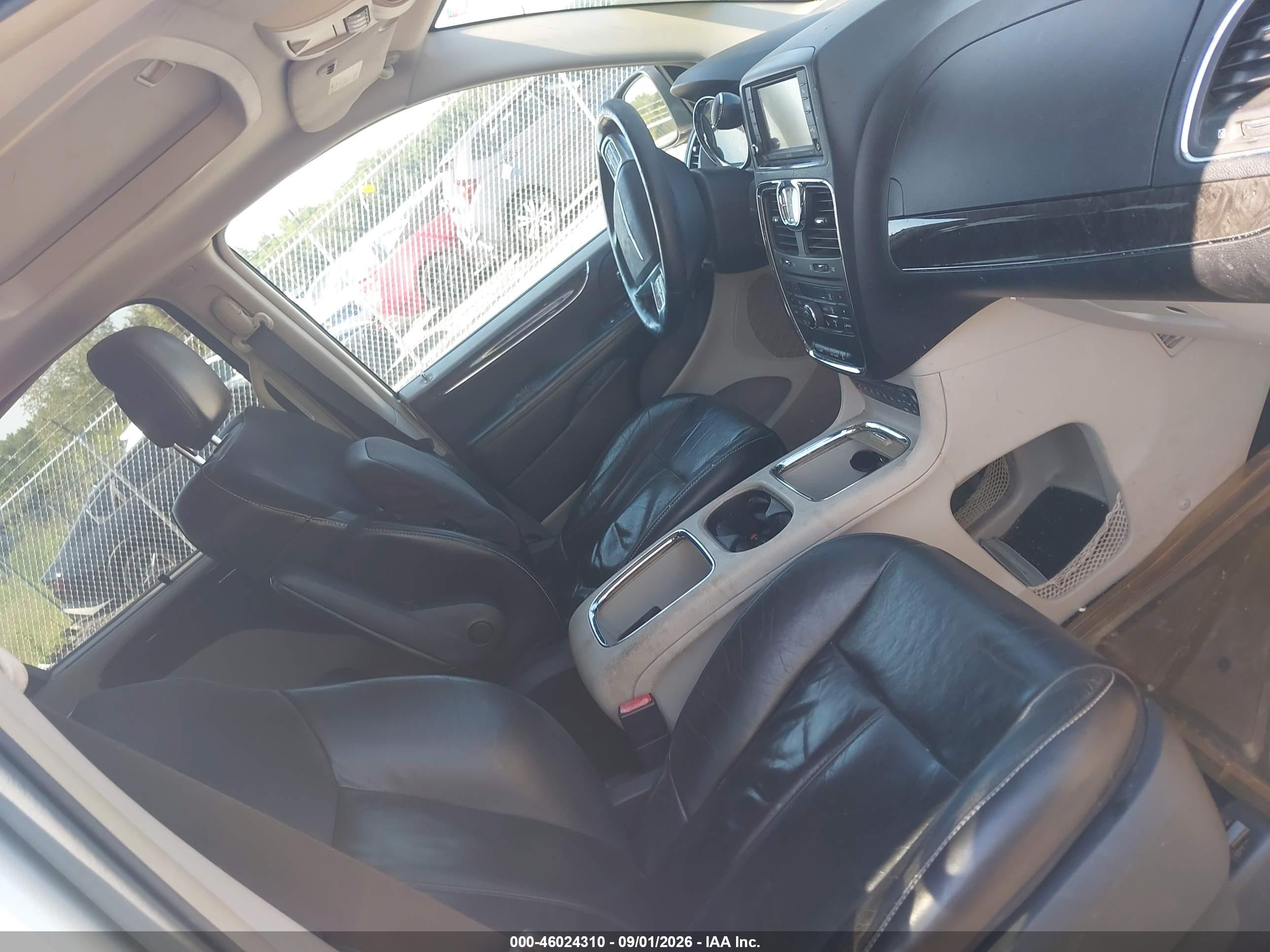 2011 Chrysler Town & Country Limited Silver vin: 2A4RR6DG4BR764184