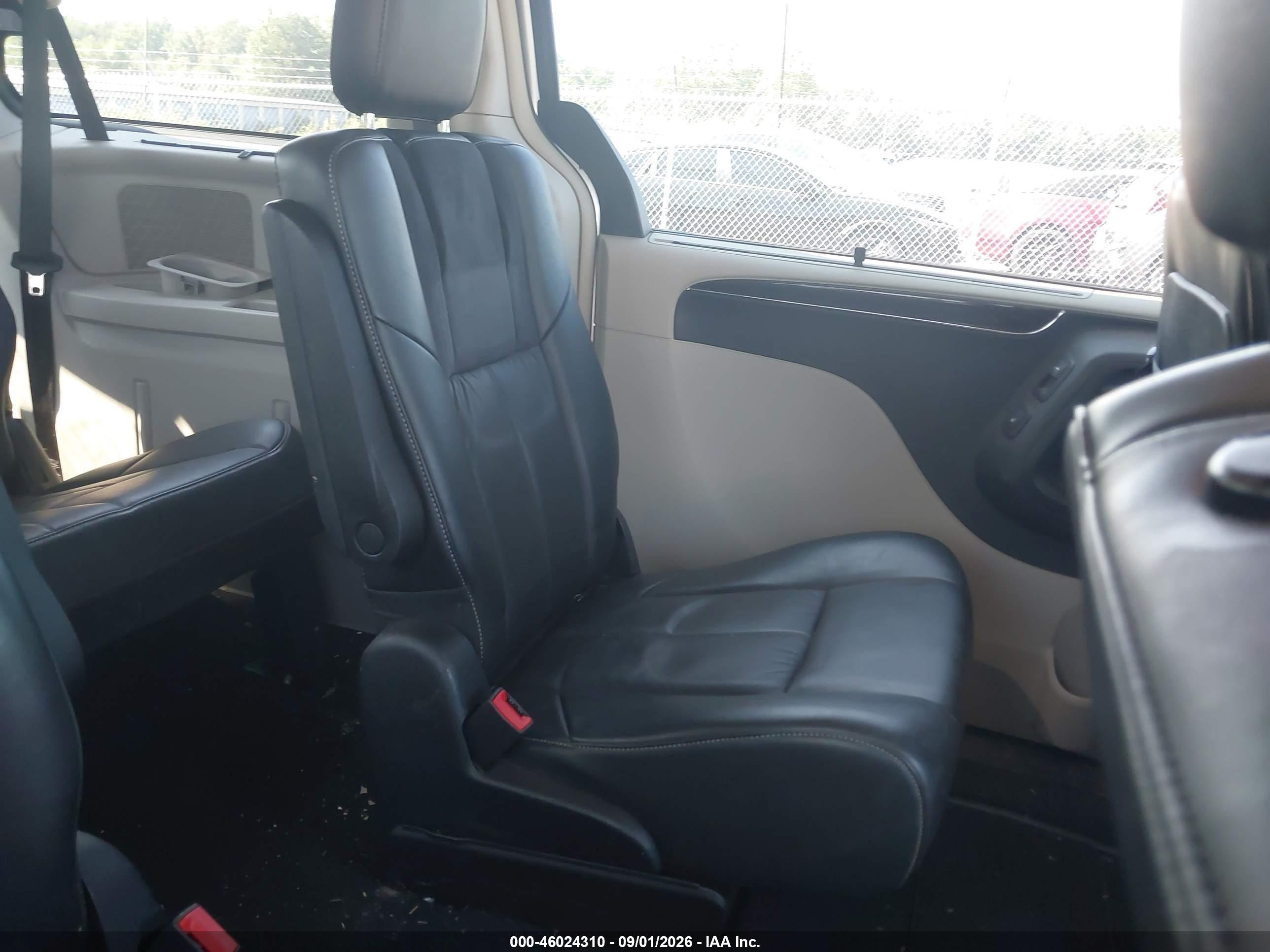 2011 Chrysler Town & Country Limited Silver vin: 2A4RR6DG4BR764184