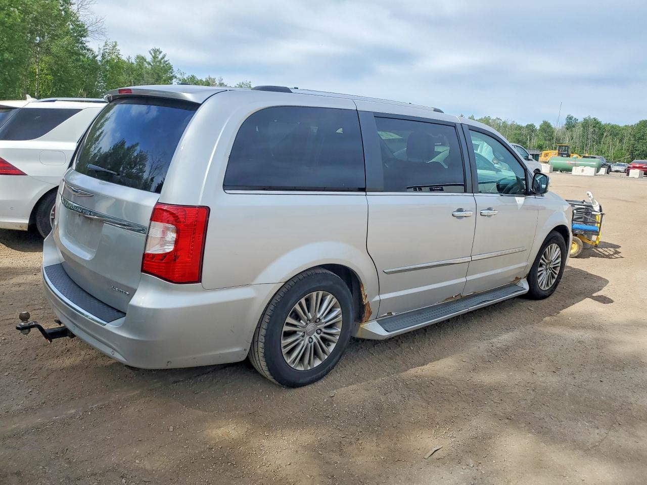 2011 Chrysler Town & Country Limited Silver vin: 2A4RR6DG5BR770978