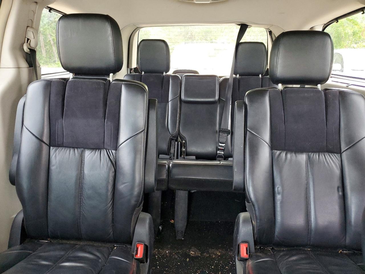 2011 Chrysler Town & Country Limited Silver vin: 2A4RR6DG5BR770978