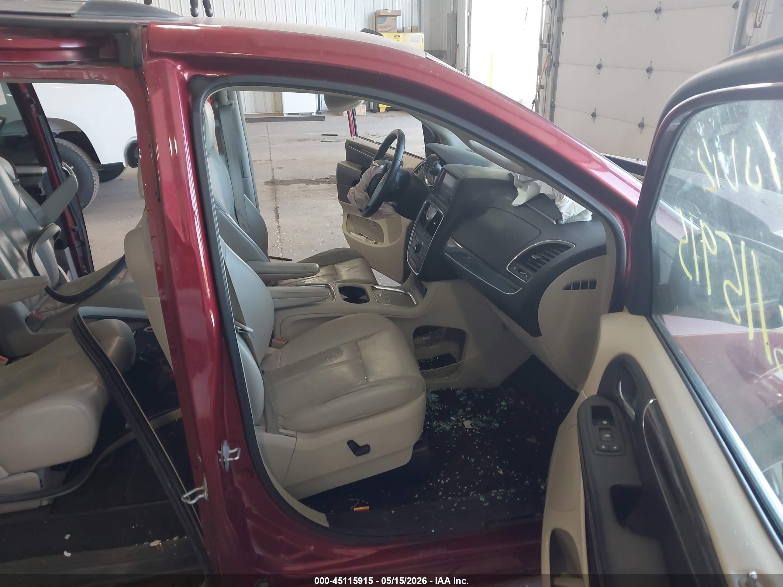 2011 Chrysler Town & Country Limited Red vin: 2A4RR6DG8BR618001
