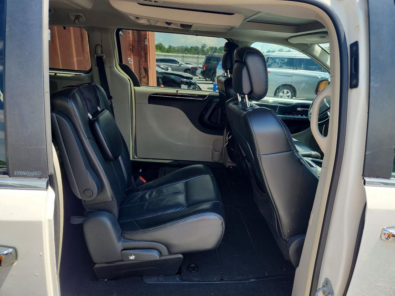 2011 Chrysler Town & Country Limited White vin: 2A4RR6DG9BR500281