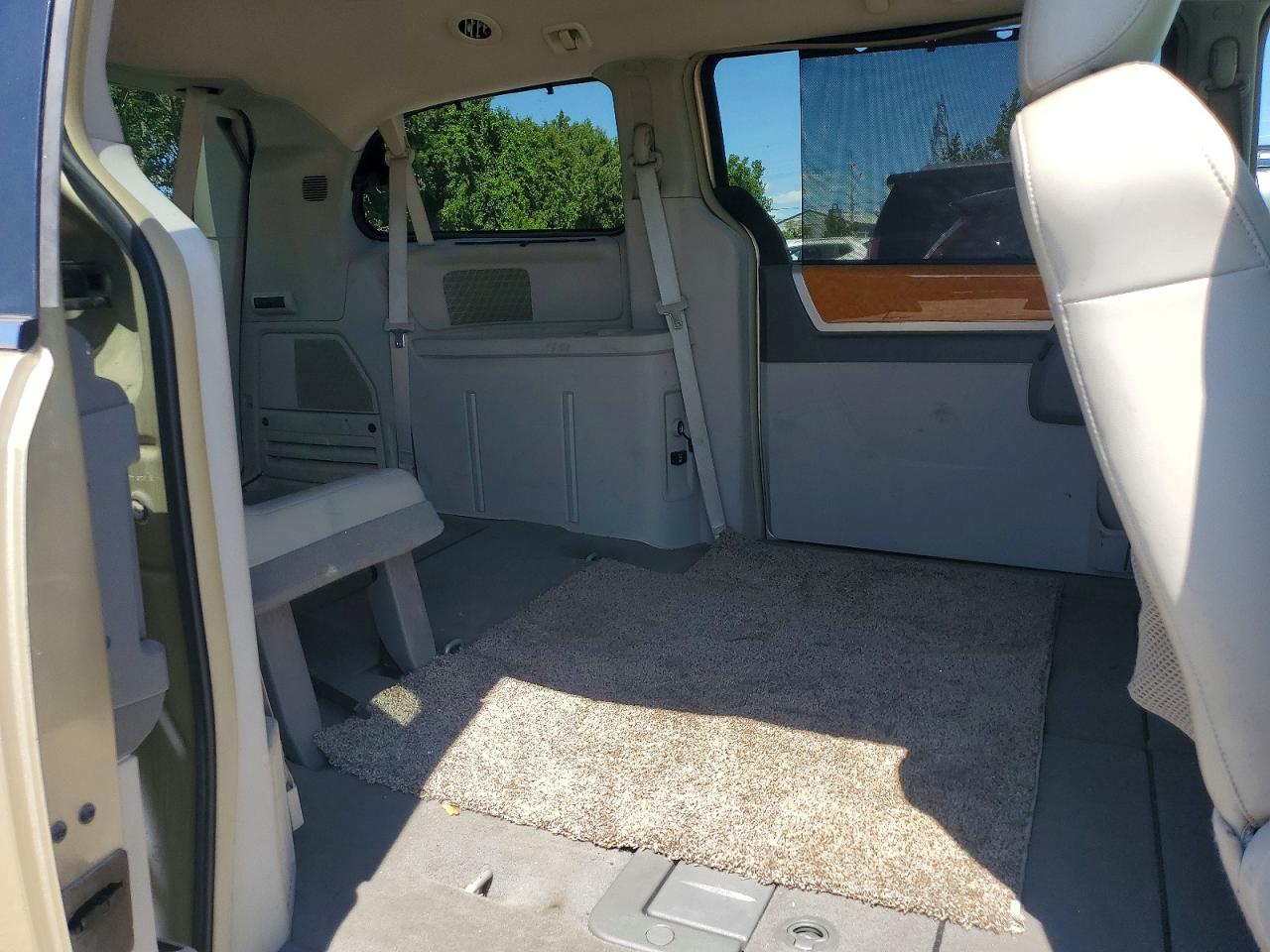 2010 Chrysler Town & Country Limited Желто-коричневый vin: 2A4RR6DX0AR207318