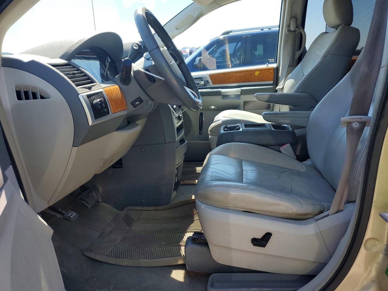 2010 Chrysler Town & Country Limited Желто-коричневый vin: 2A4RR6DX0AR207318