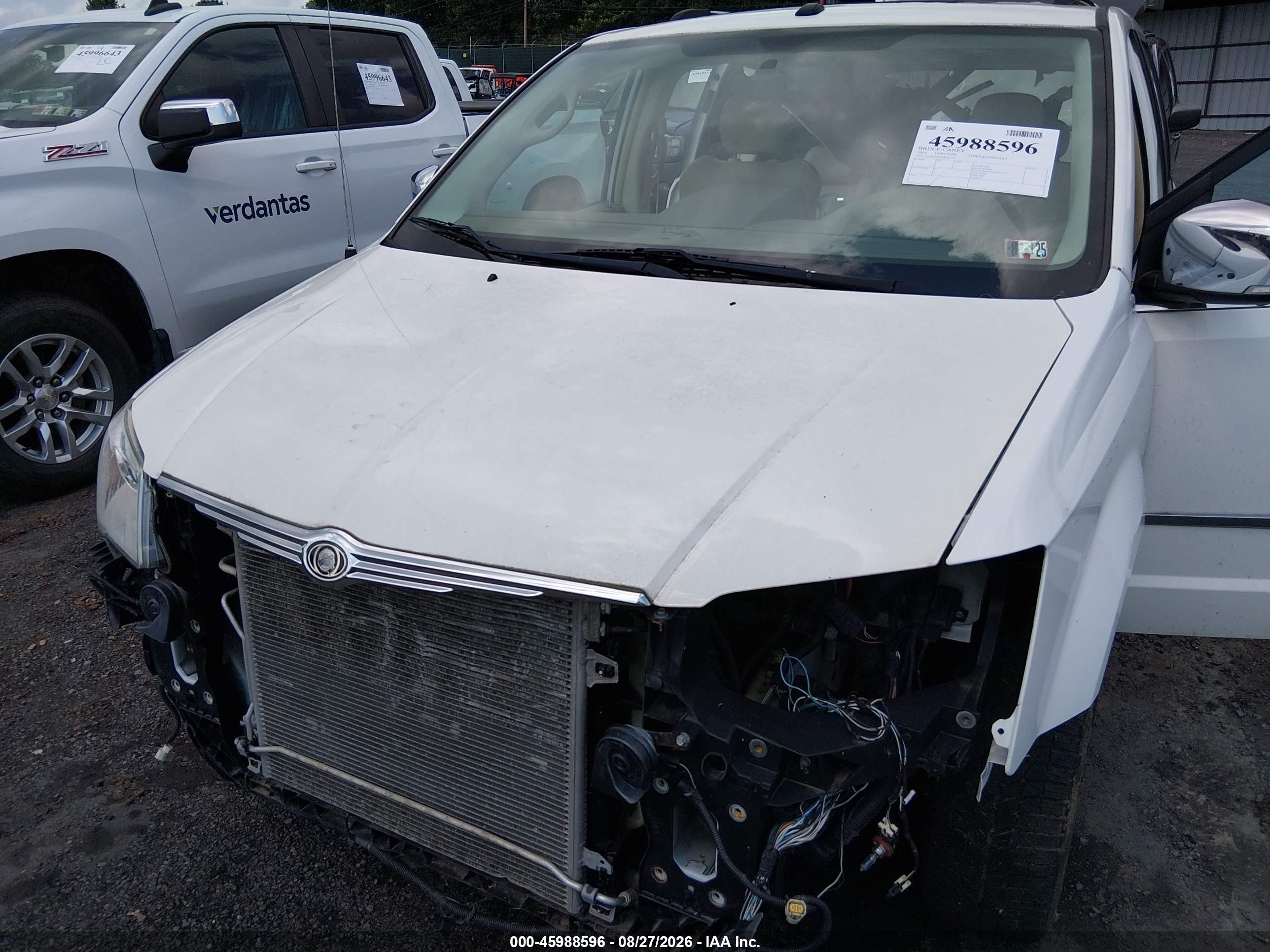 2010 Chrysler Town & Country Limited White vin: 2A4RR6DX1AR133424