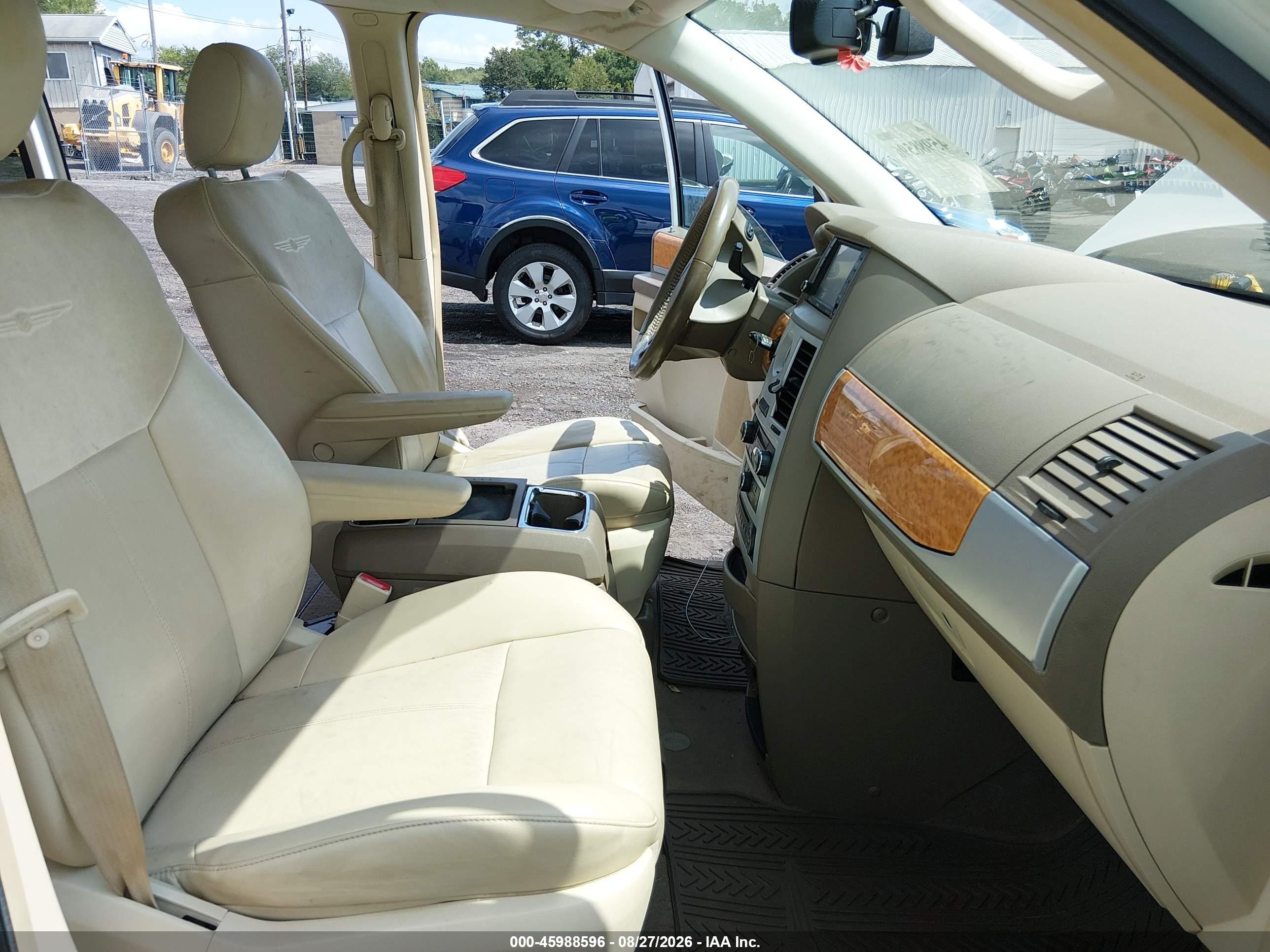 2010 Chrysler Town & Country Limited White vin: 2A4RR6DX1AR133424