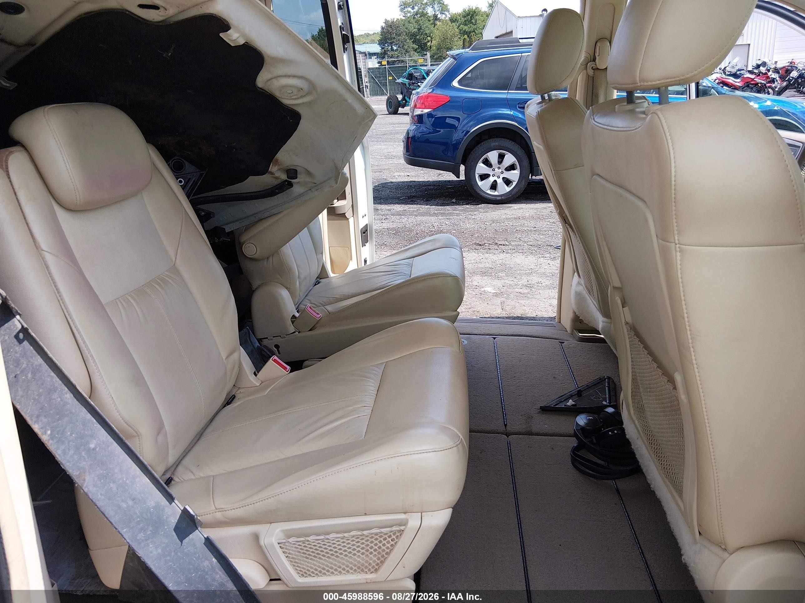 2010 Chrysler Town & Country Limited White vin: 2A4RR6DX1AR133424