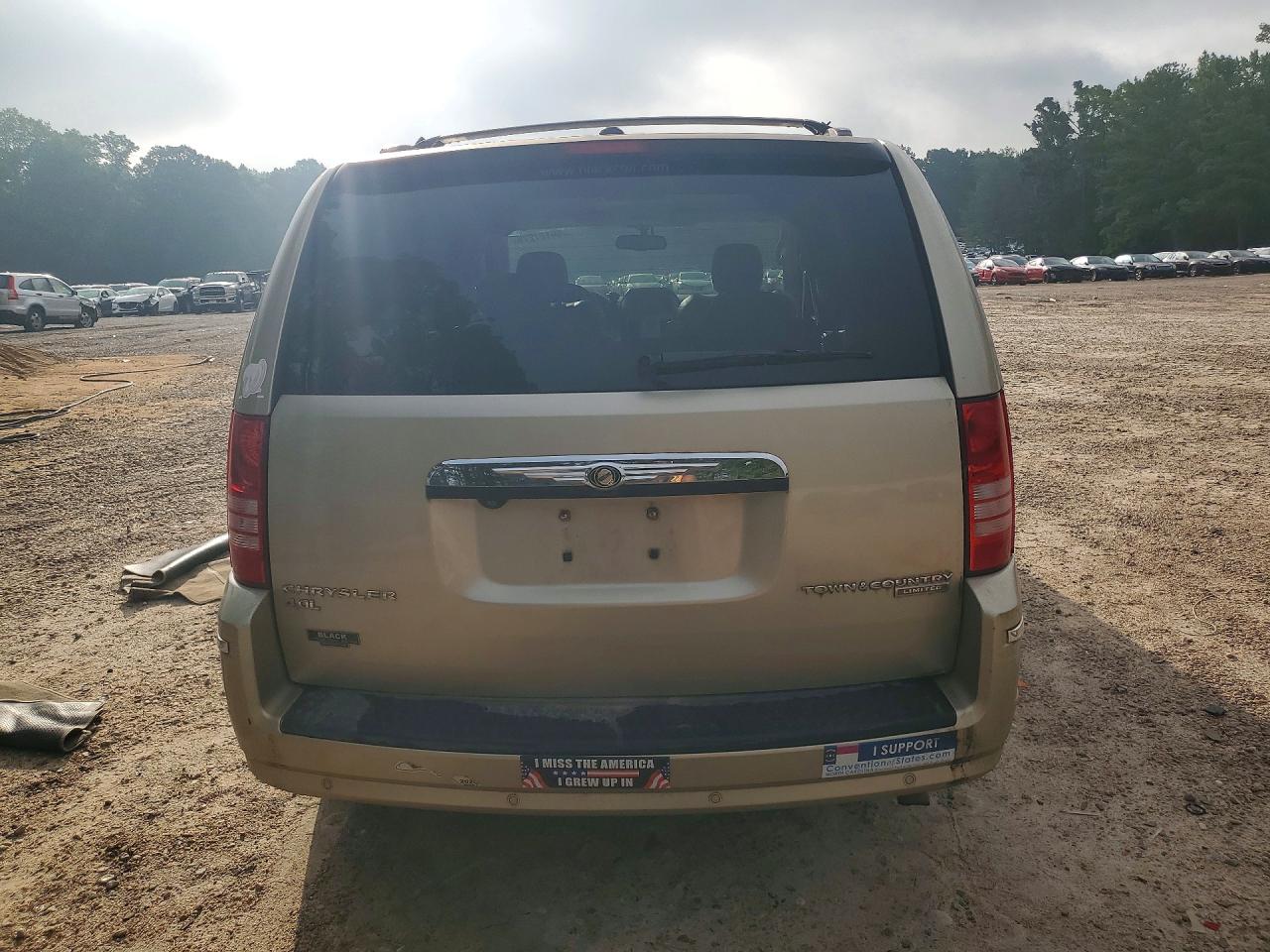 2010 Chrysler Town & Country Limited Gold vin: 2A4RR6DX2AR257556