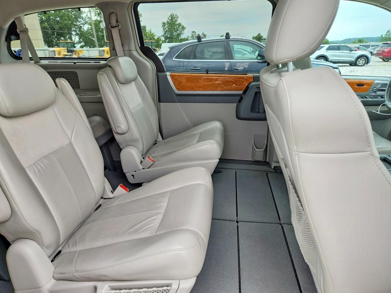 2010 Chrysler Town & Country Limited Silver vin: 2A4RR6DX4AR184741