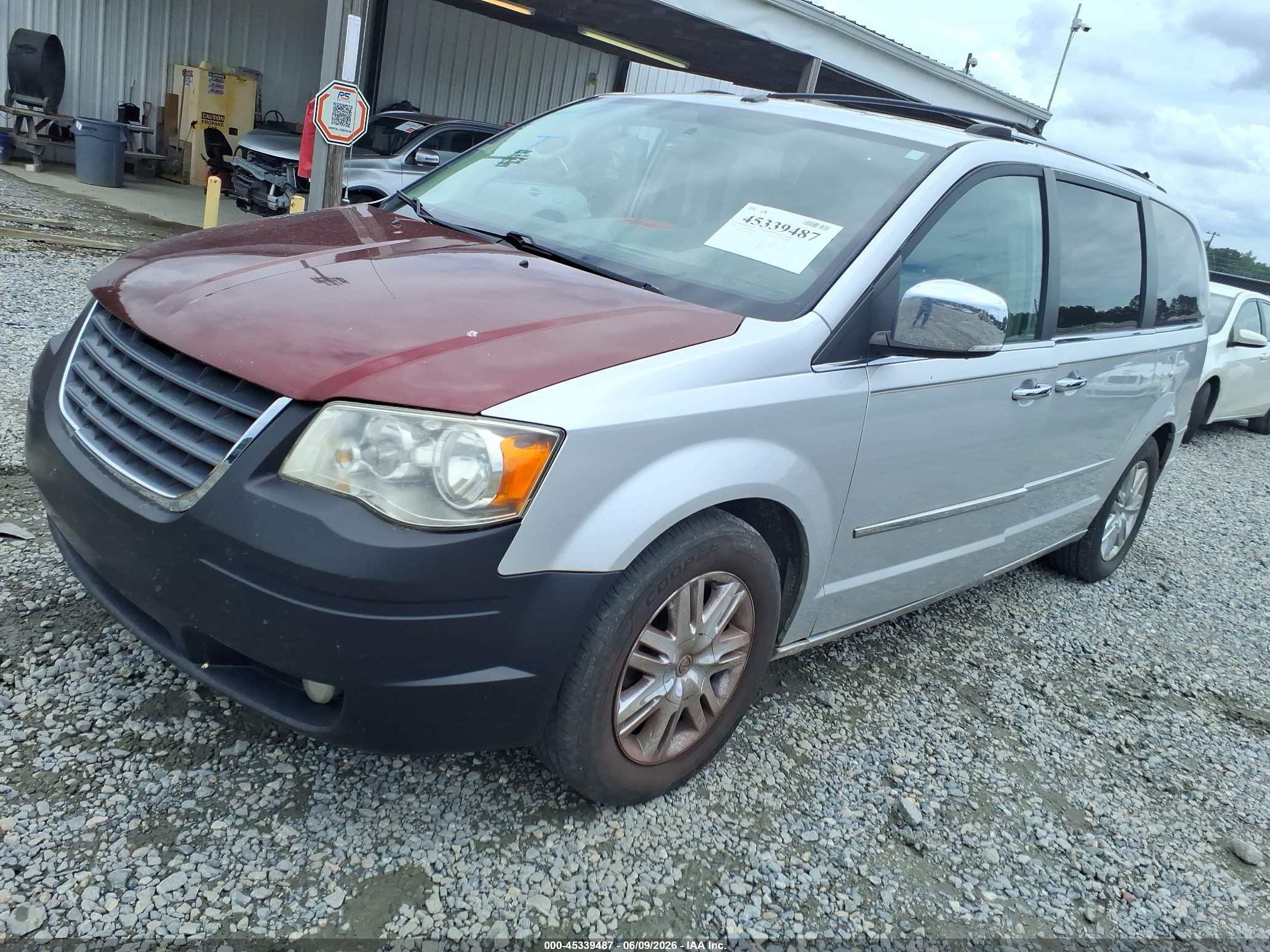 2010 Chrysler Town & Country New Limited Silver vin: 2A4RR7DX3AR398495
