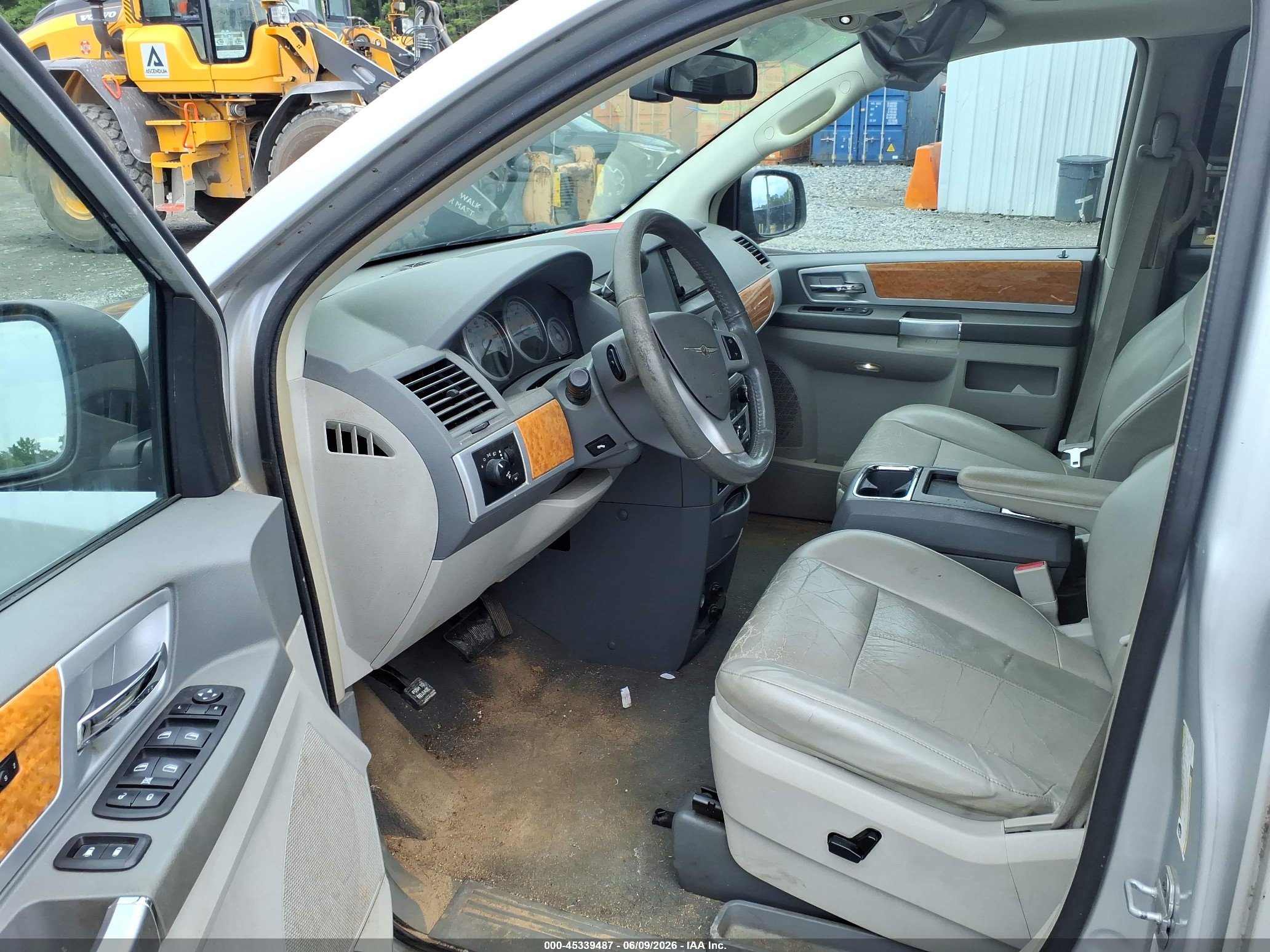 2010 Chrysler Town & Country New Limited Silver vin: 2A4RR7DX3AR398495