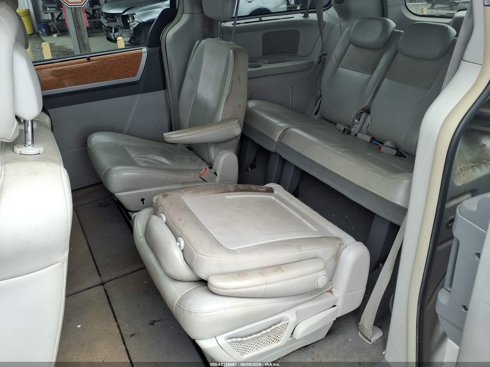2010 Chrysler Town & Country New Limited Silver vin: 2A4RR7DX3AR398495