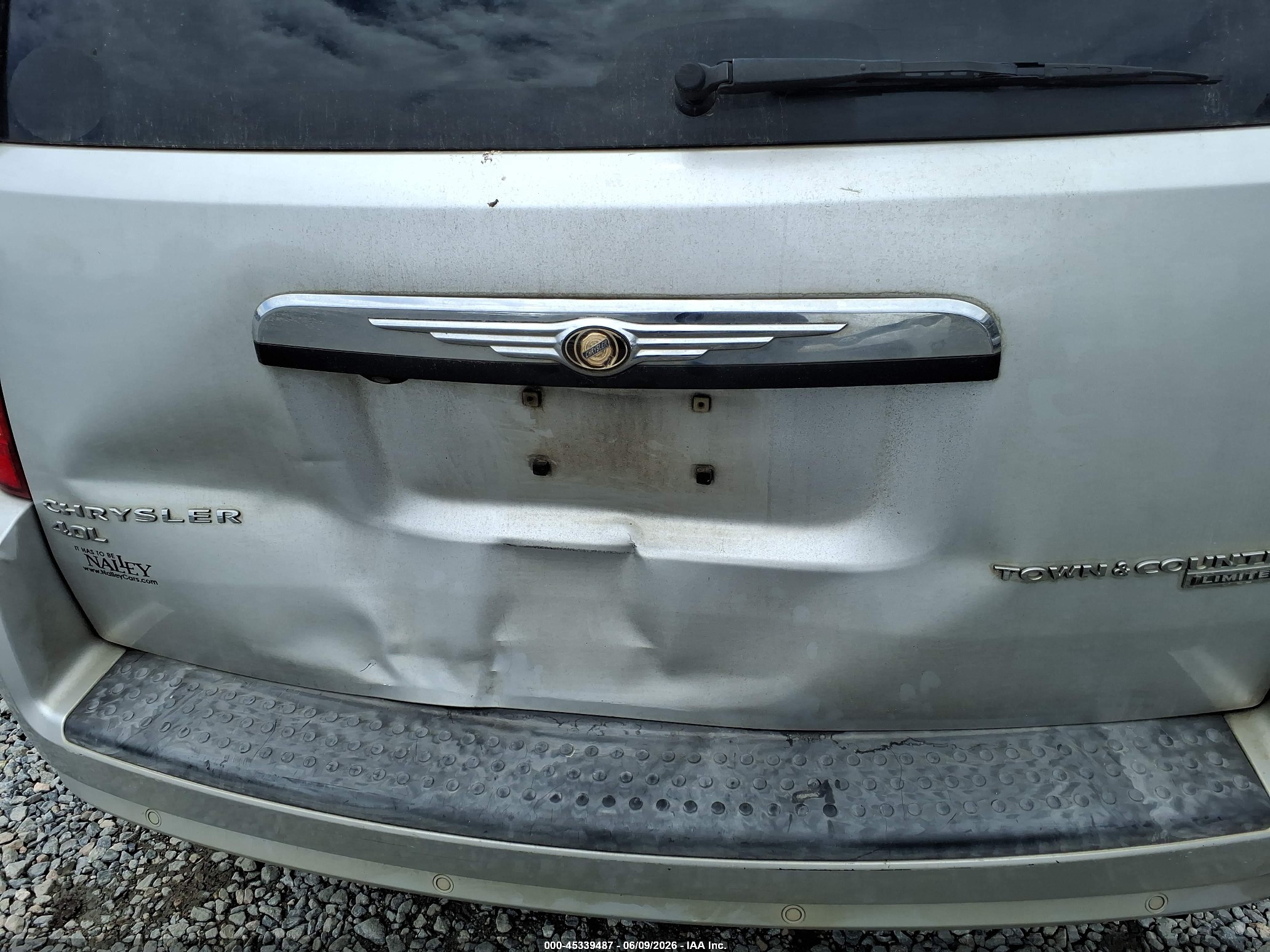 2010 Chrysler Town & Country New Limited Silver vin: 2A4RR7DX3AR398495