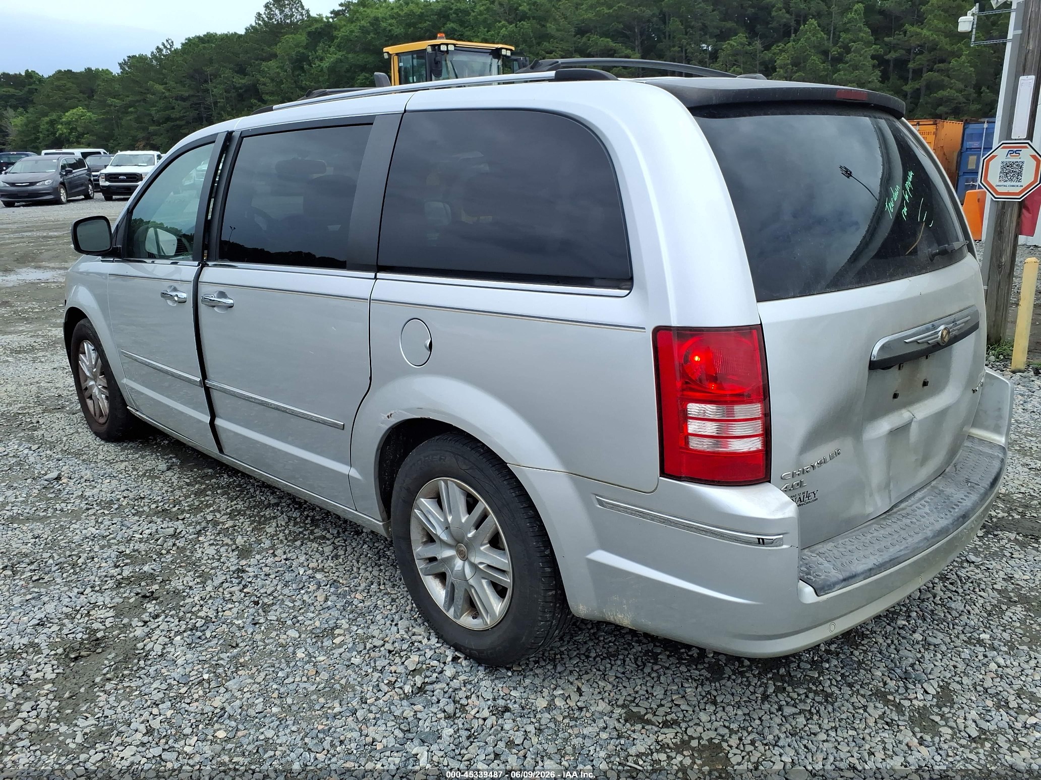 2010 Chrysler Town & Country New Limited Silver vin: 2A4RR7DX3AR398495