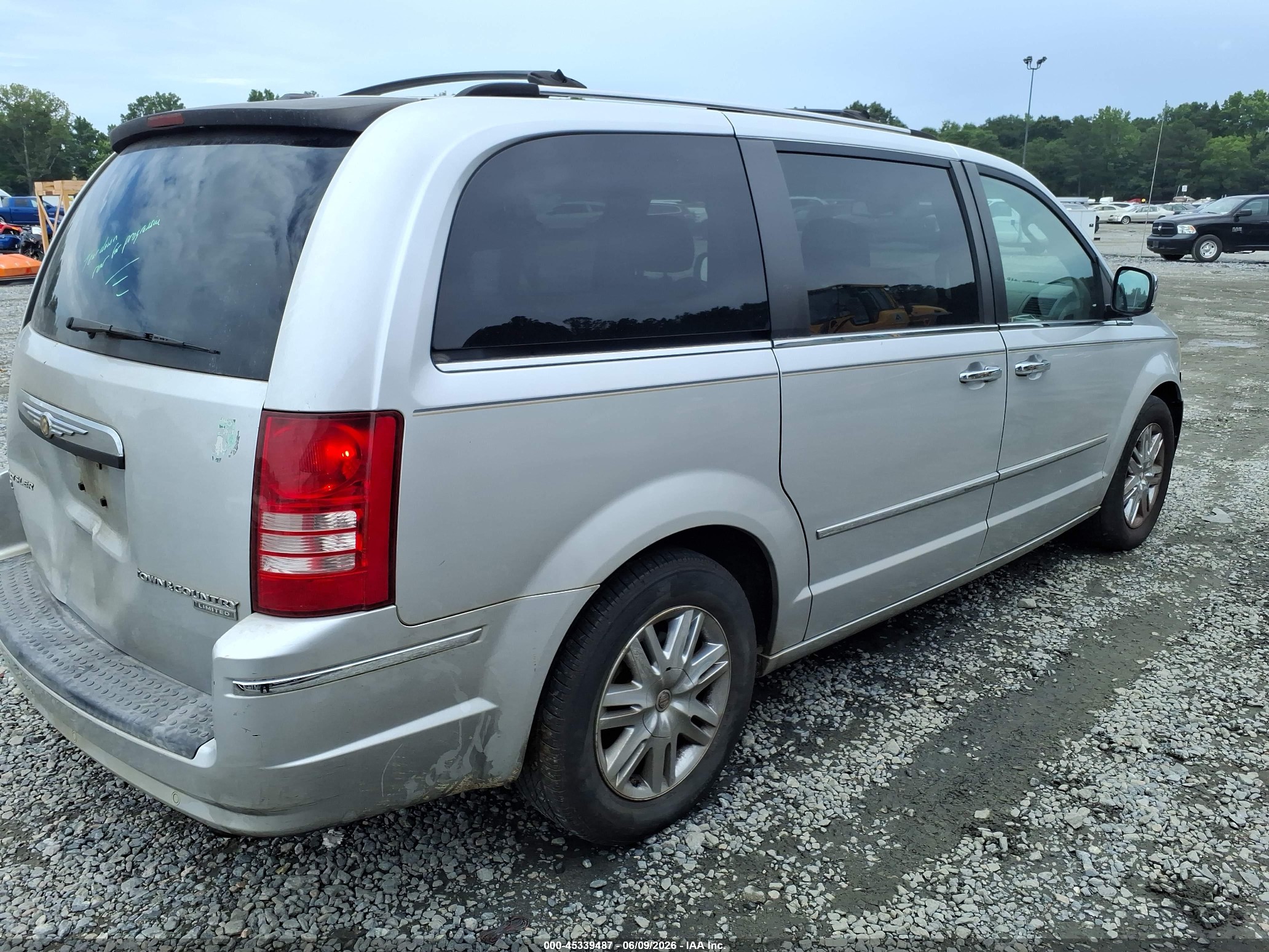 2010 Chrysler Town & Country New Limited Silver vin: 2A4RR7DX3AR398495