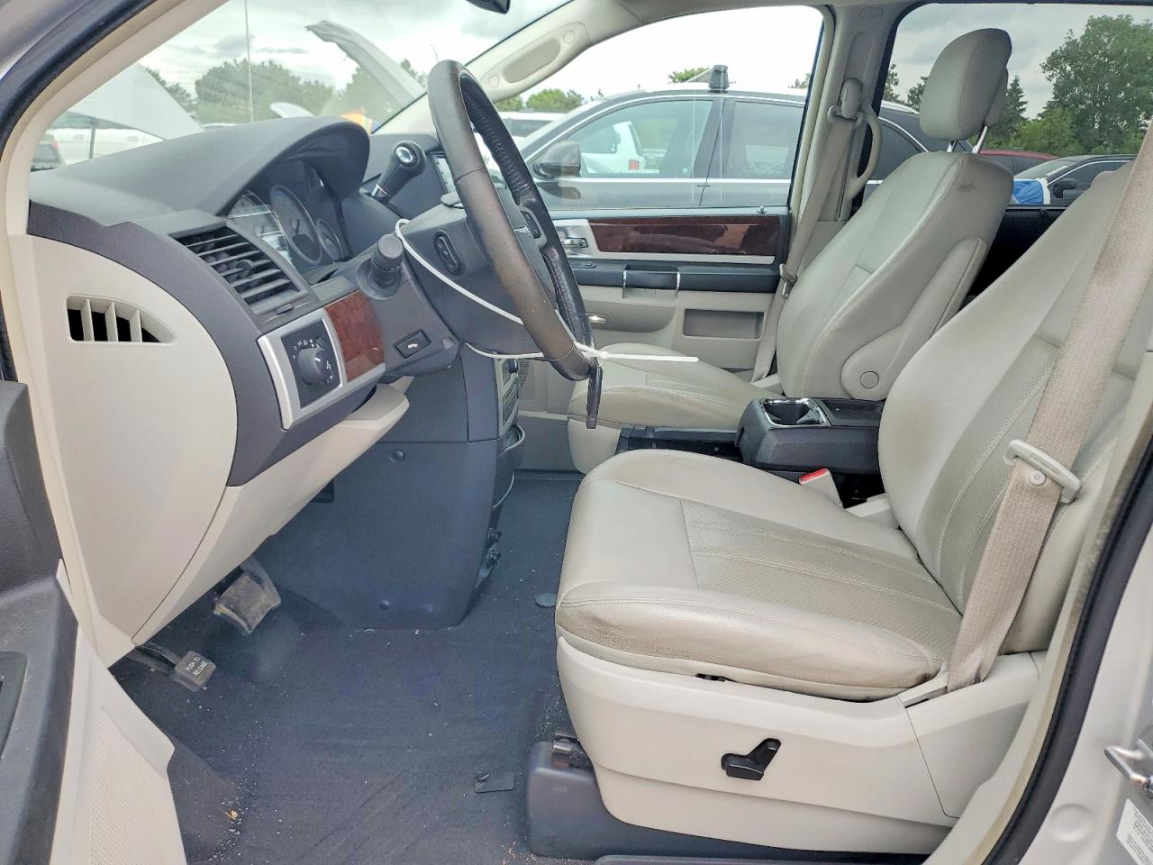 2010 Chrysler Town & Country Touring Plus White vin: 2A4RR8D10AR449856