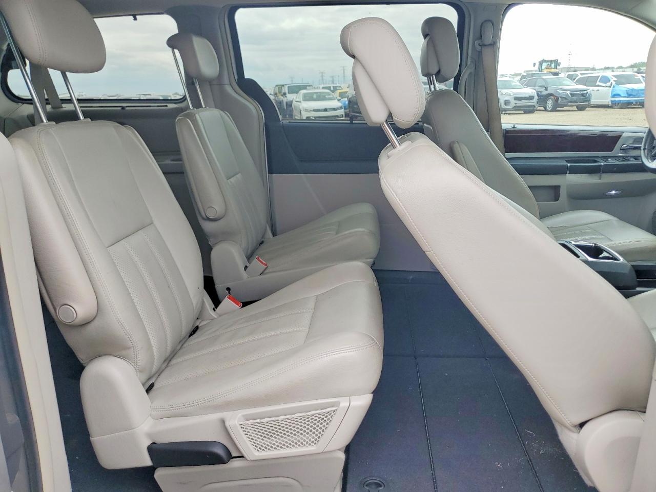 2010 Chrysler Town & Country Touring Plus White vin: 2A4RR8D10AR449856