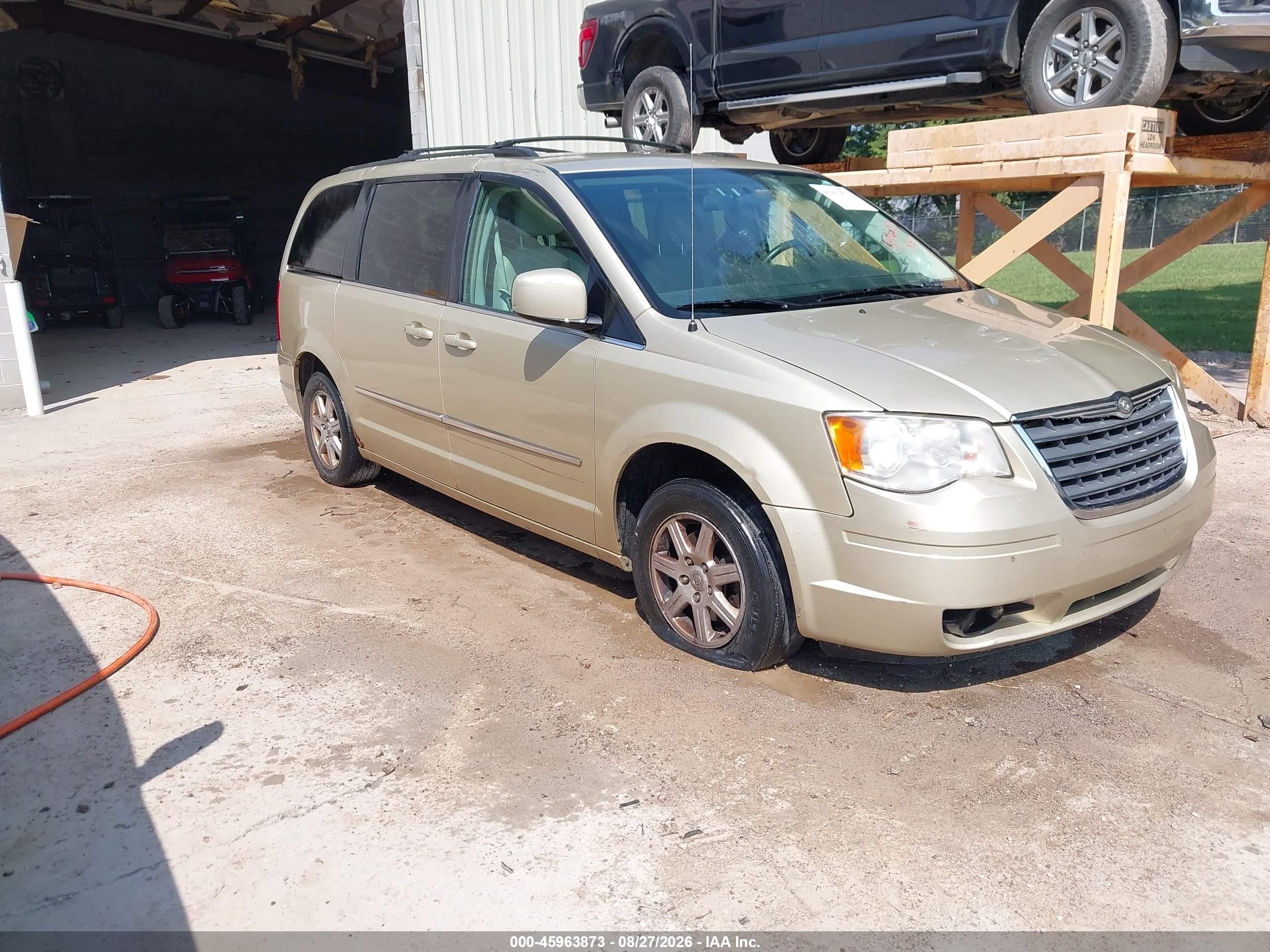 2010 Chrysler Town & Country Touring Plus Gold vin: 2A4RR8D13AR451715