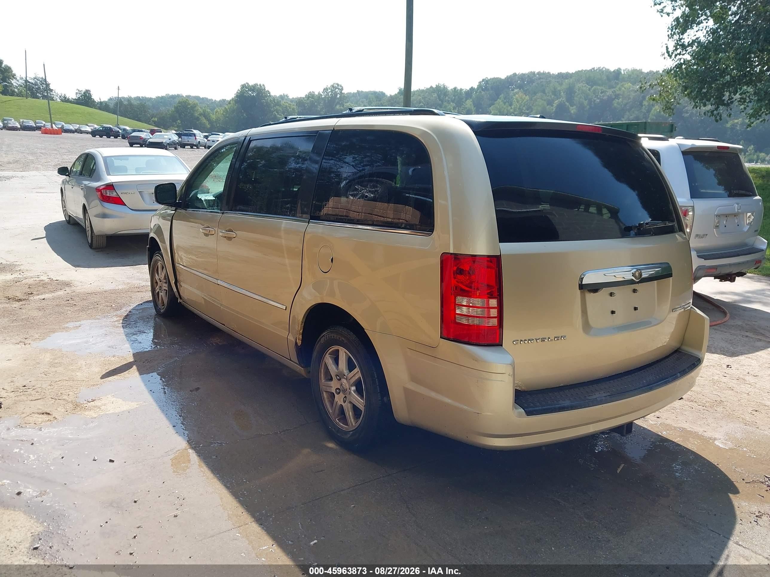 2010 Chrysler Town & Country Touring Plus Золотой vin: 2A4RR8D13AR451715