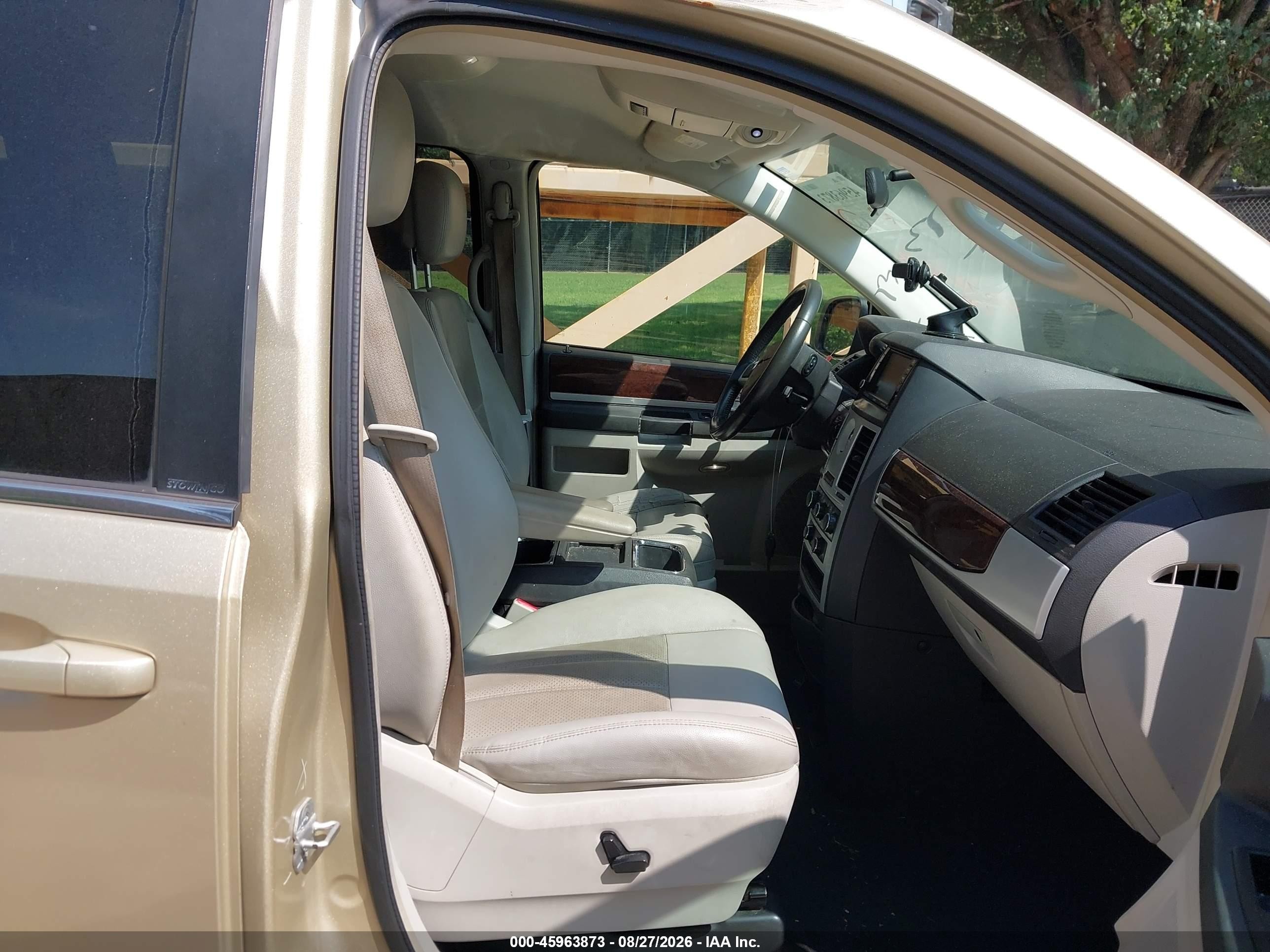 2010 Chrysler Town & Country Touring Plus Золотой vin: 2A4RR8D13AR451715