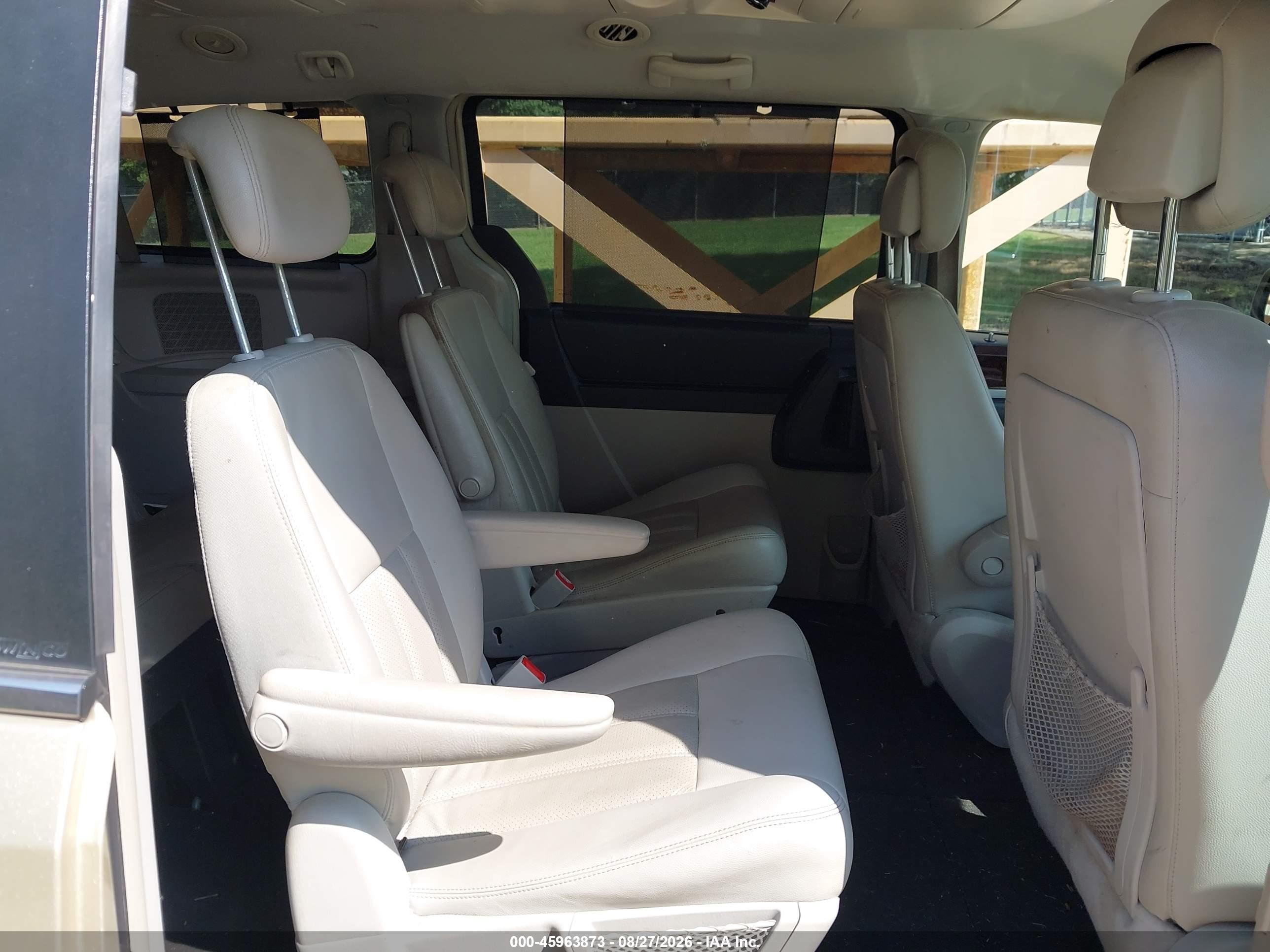 2010 Chrysler Town & Country Touring Plus Золотой vin: 2A4RR8D13AR451715