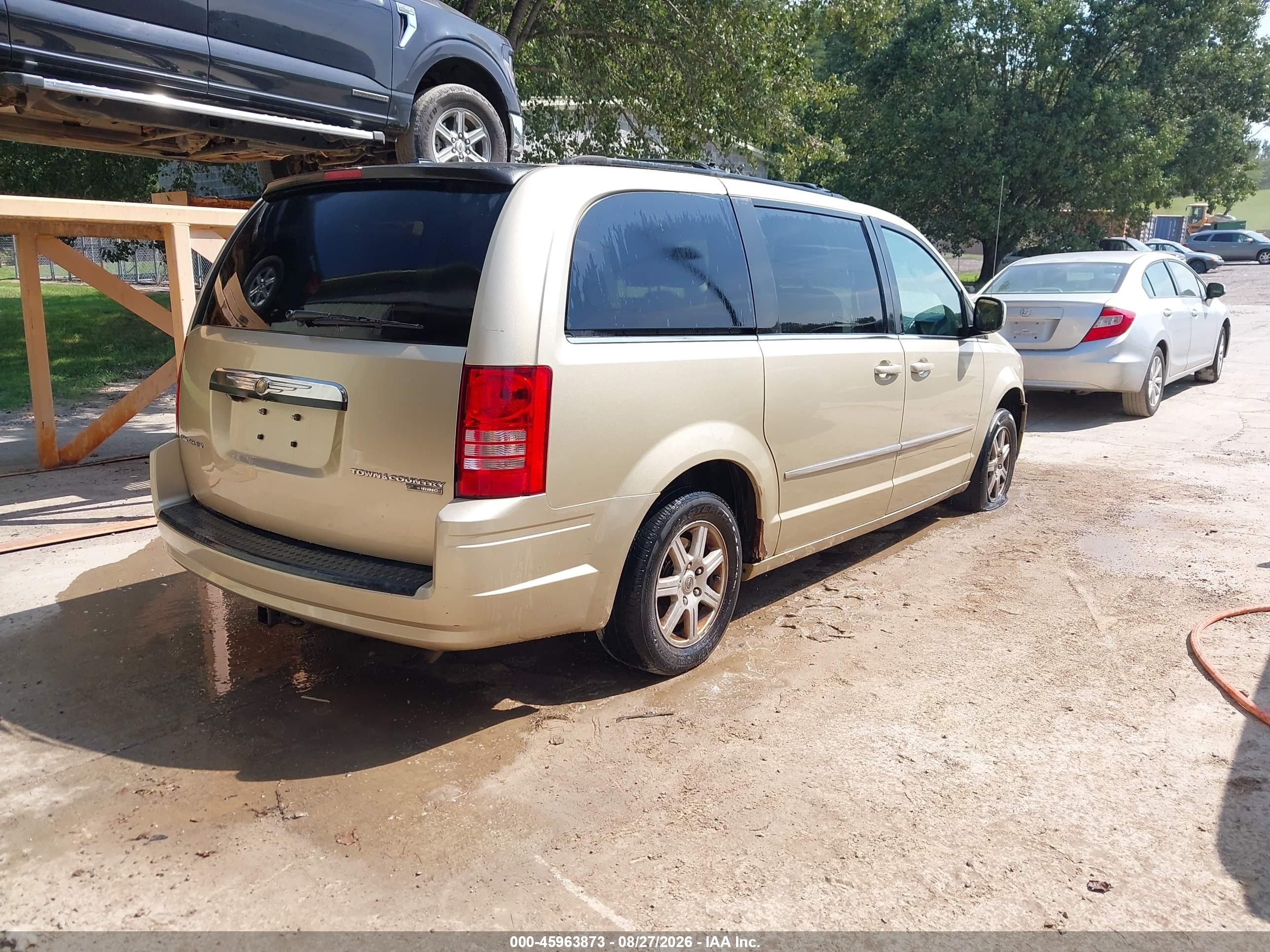 2010 Chrysler Town & Country Touring Plus Золотой vin: 2A4RR8D13AR451715