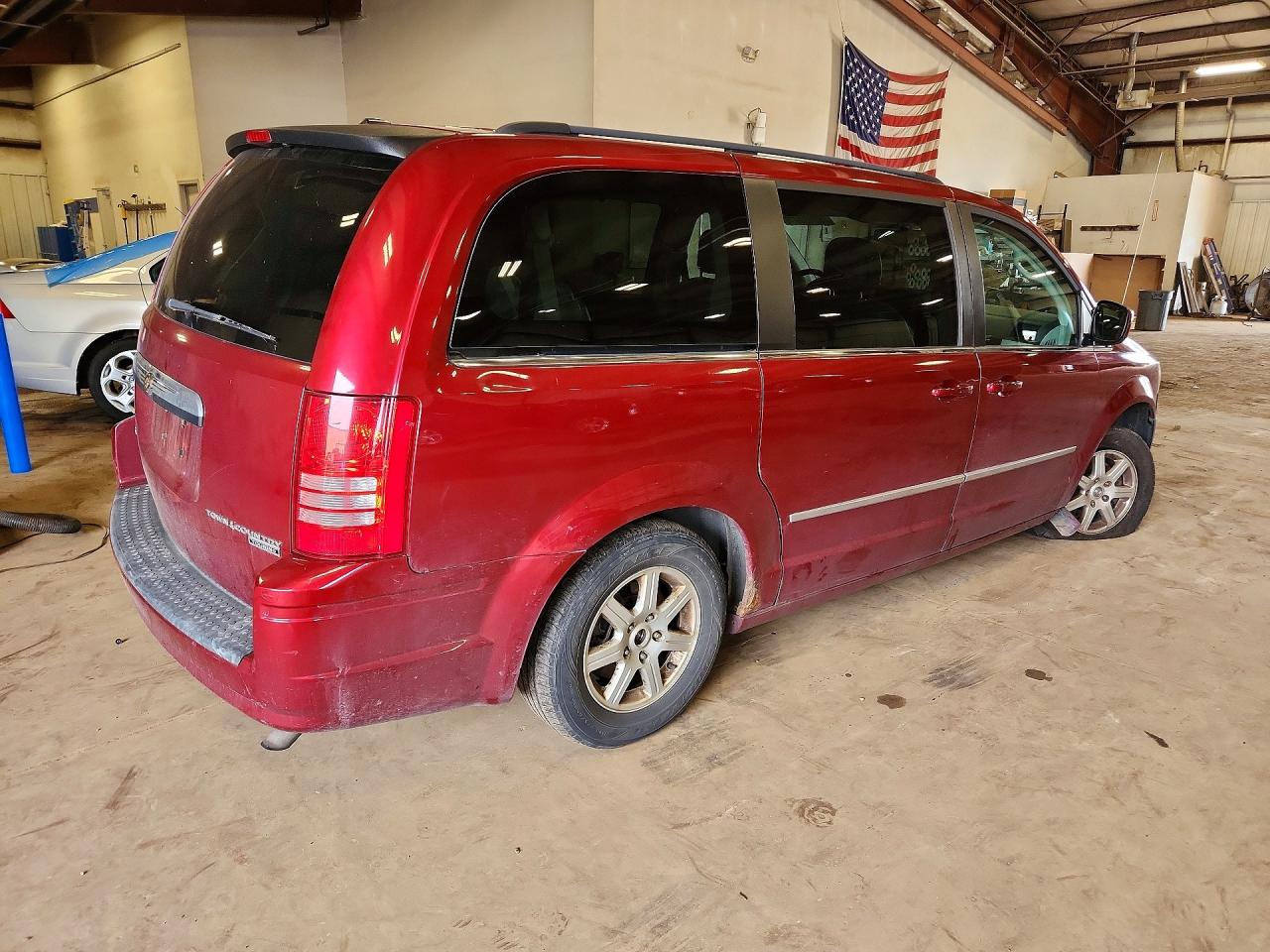 2010 Chrysler Town & Country Touring Plus Красный vin: 2A4RR8D14AR449858
